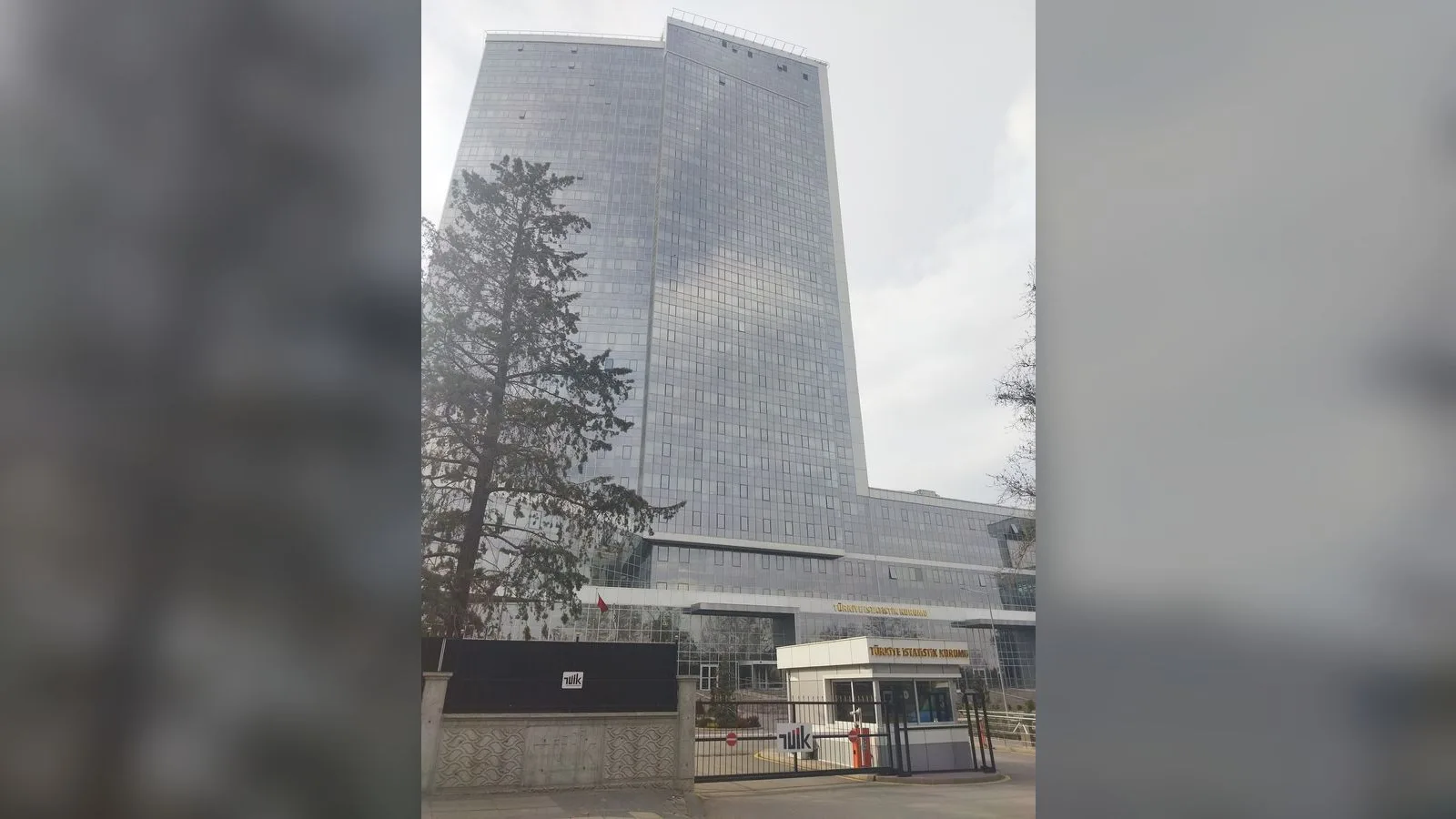 Ankara'da gri çelik binalar ve bir kurum yapısının ön cephesi.