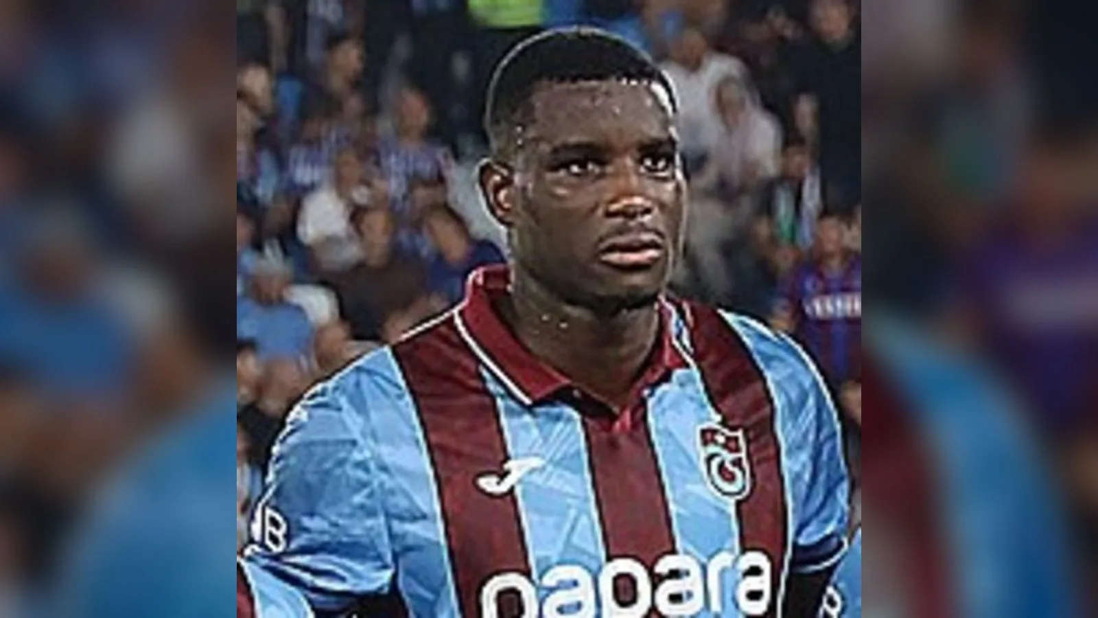 Trabzonspor forması giymiş futbolcu, maç sırasında portre.