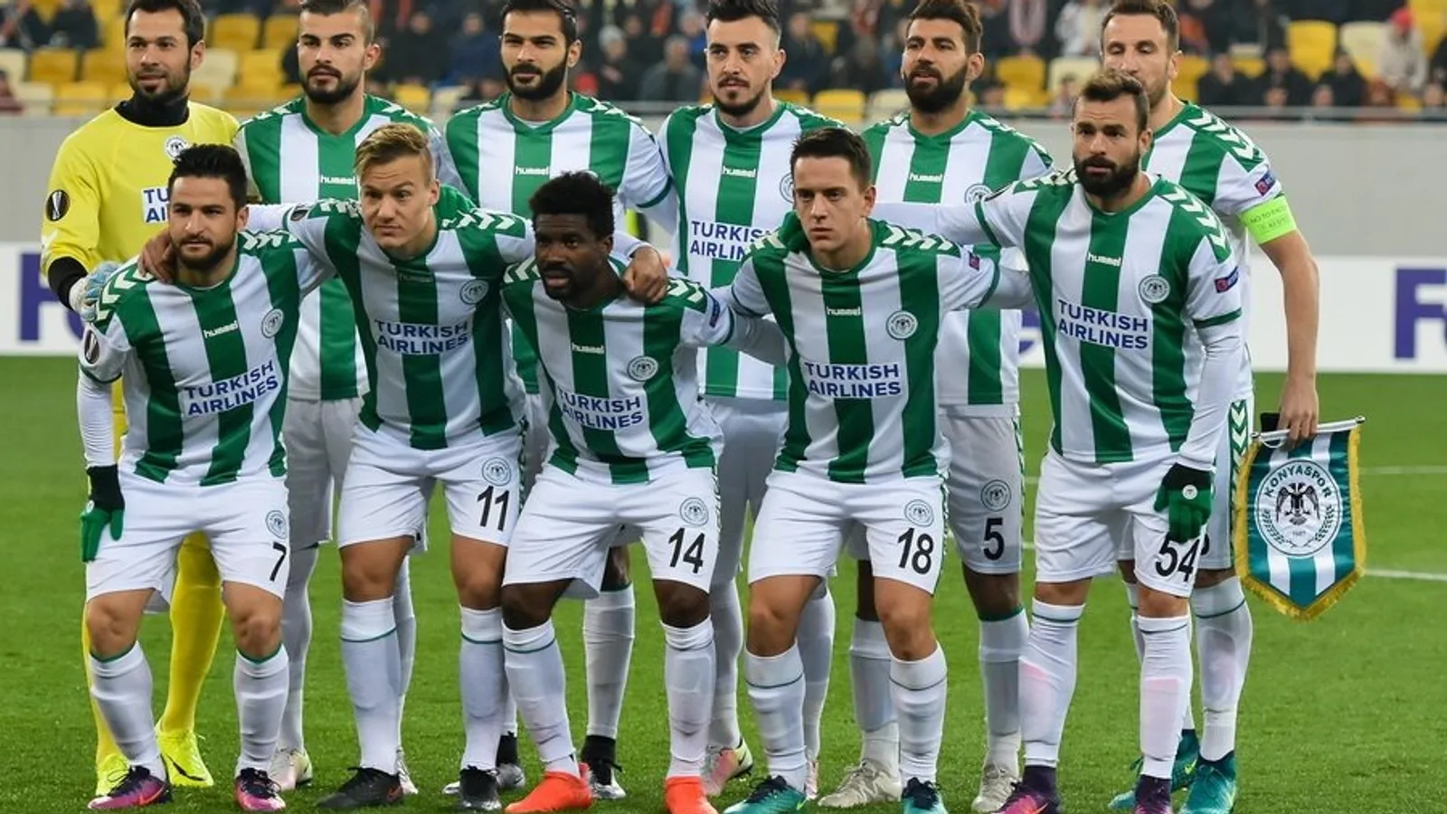 Yeşil-beyaz çizgili formalar takım fotoğrafında sıralanmıştır.