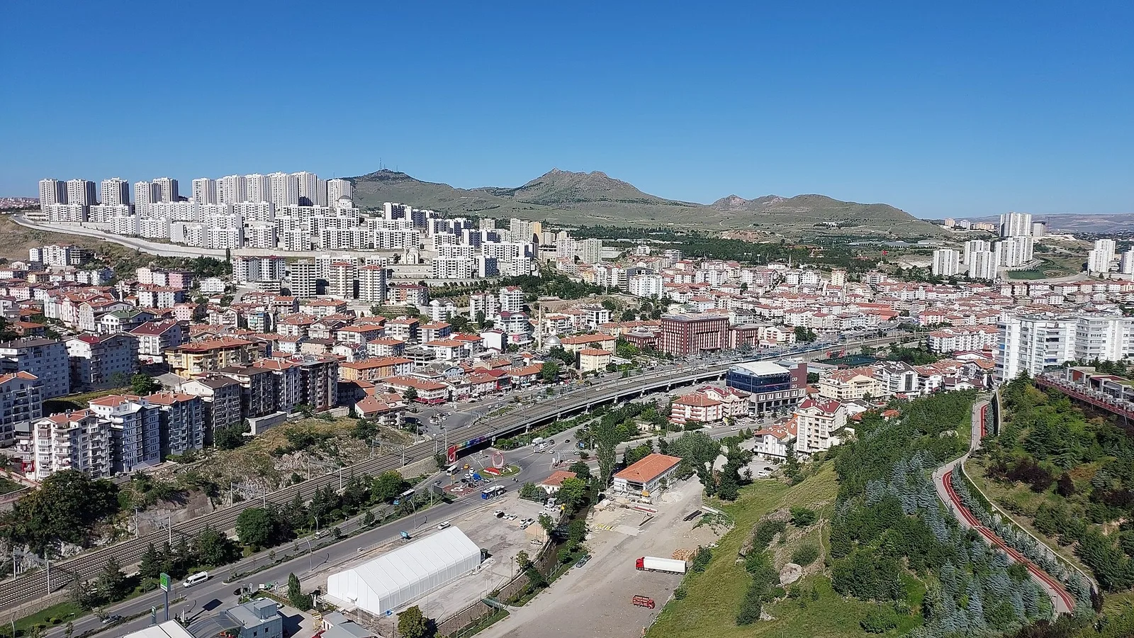Dağlarla çevrili Ankara'nın konut ve iş merkezi şehir manzarası