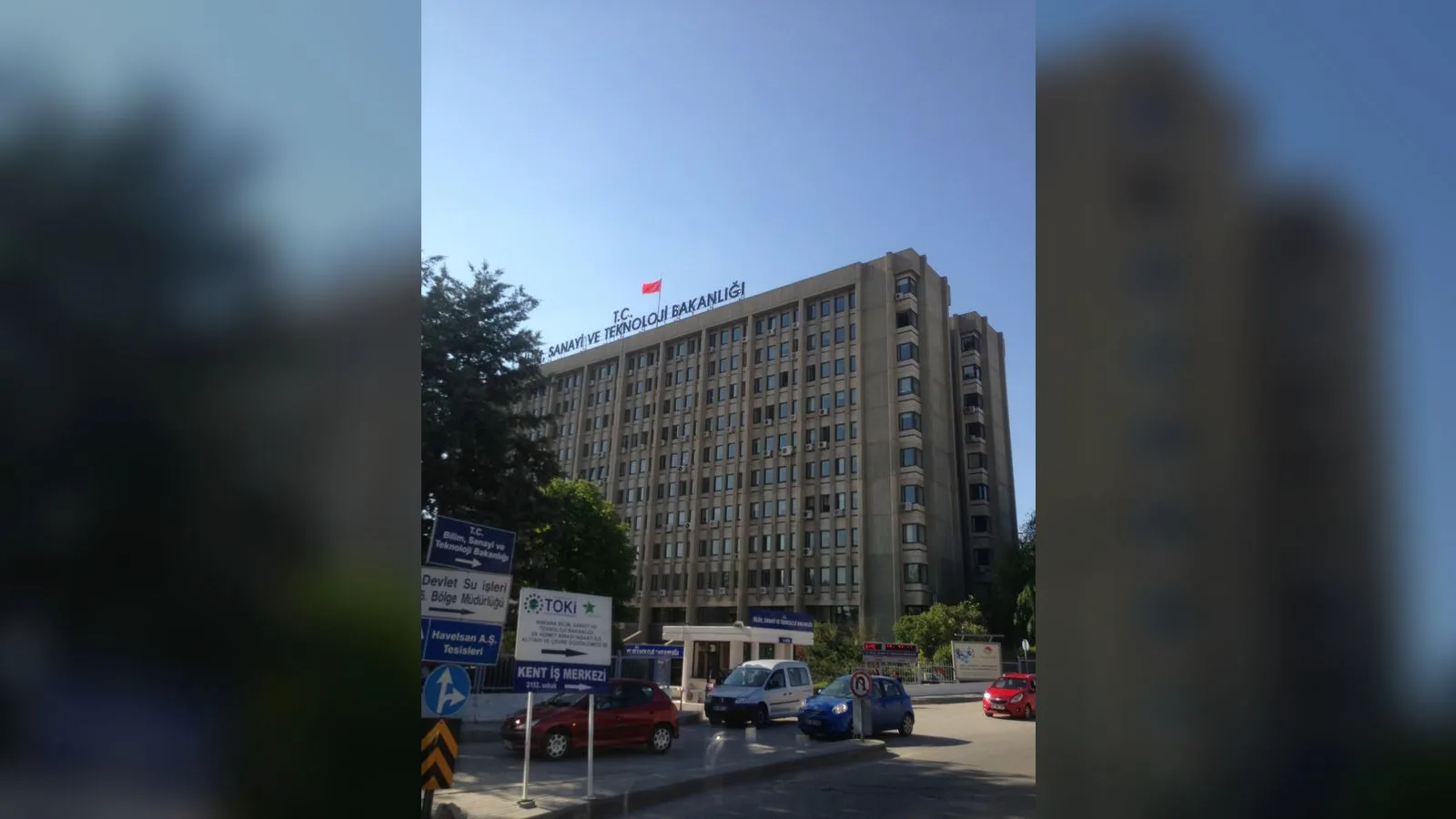 Ankara'da bir kamu binasının cephesi, türk bayrağıyla ön görünüm.