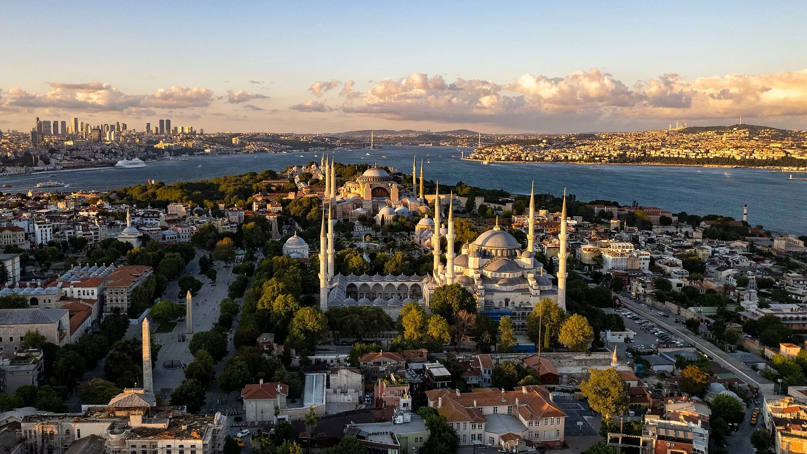 İstanbul skyline'ı, Marmara Denizi, camiler ve 15 Temmuz Köprüsü görünüyor.