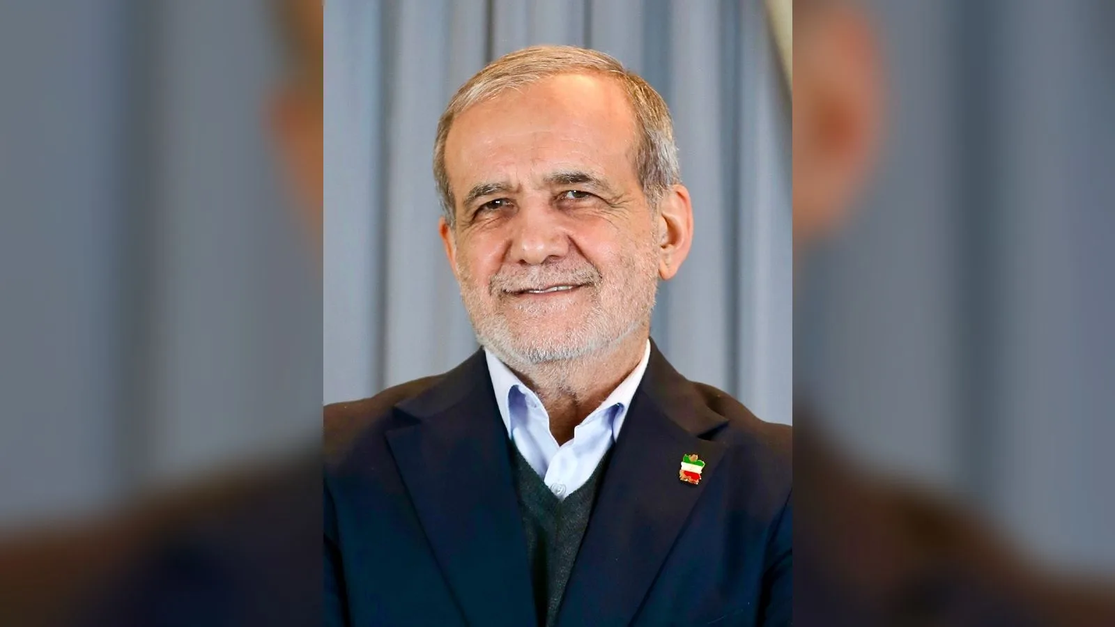 Gri saçlı, takım elbiseli bir adamın portre fotoğrafı.