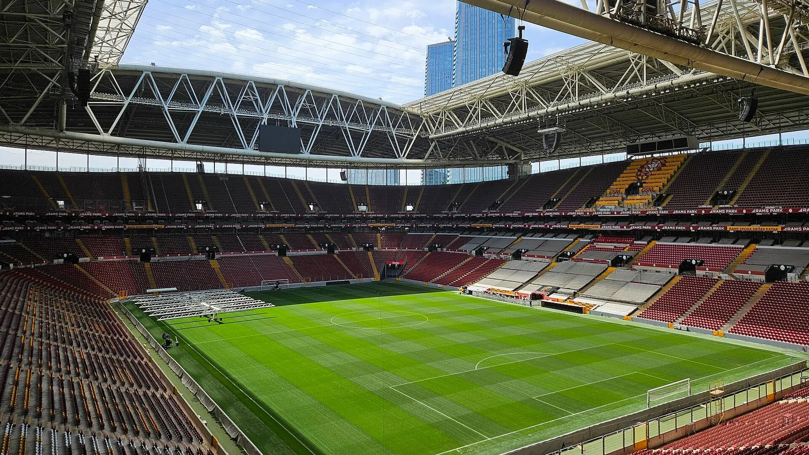 Turk Telekom Stadı'nın boş sahası ve tribünleri.