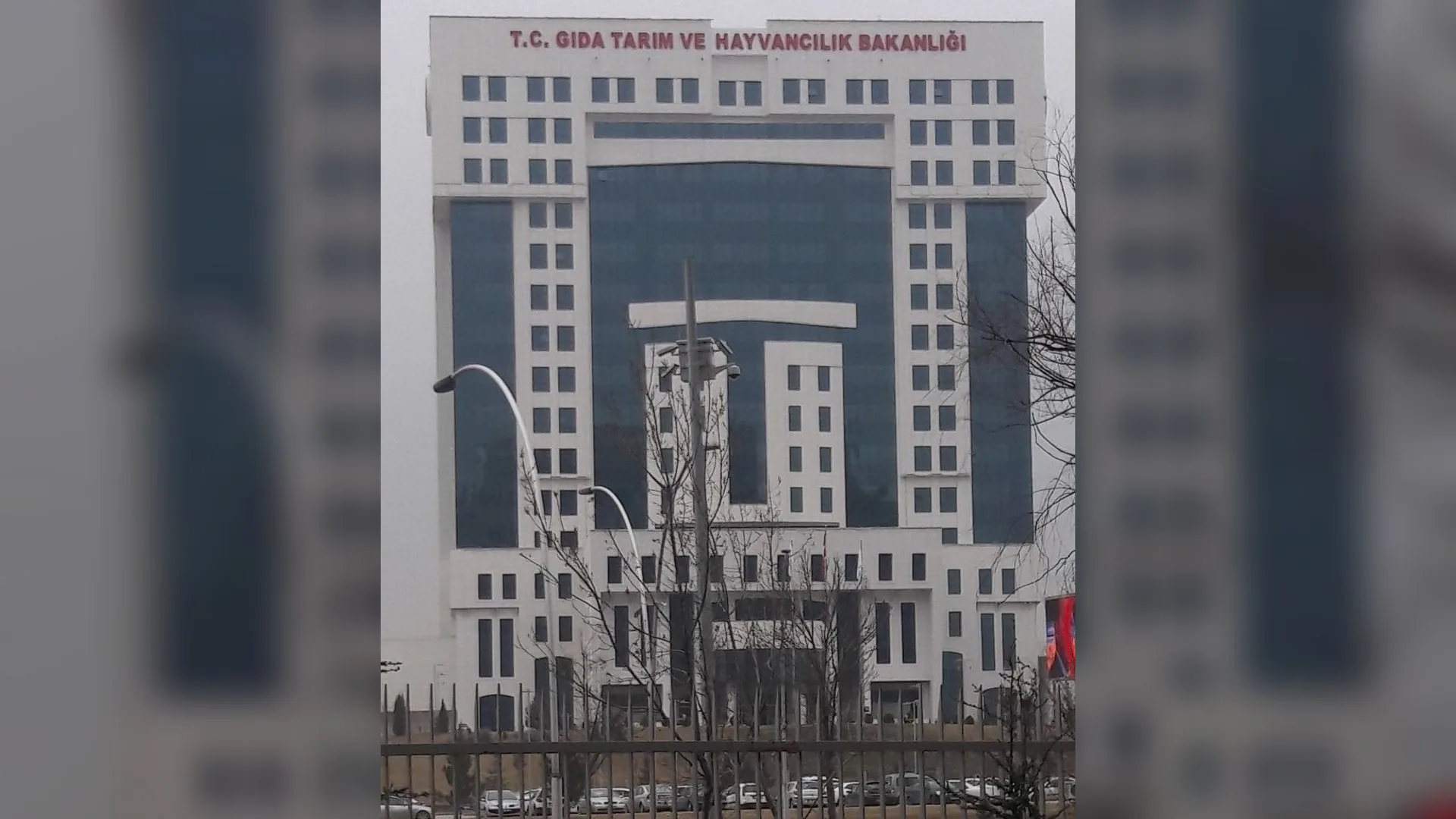 Gıda Tarım ve Hayvancılık Bakanlığı binasının mimari cephesi.