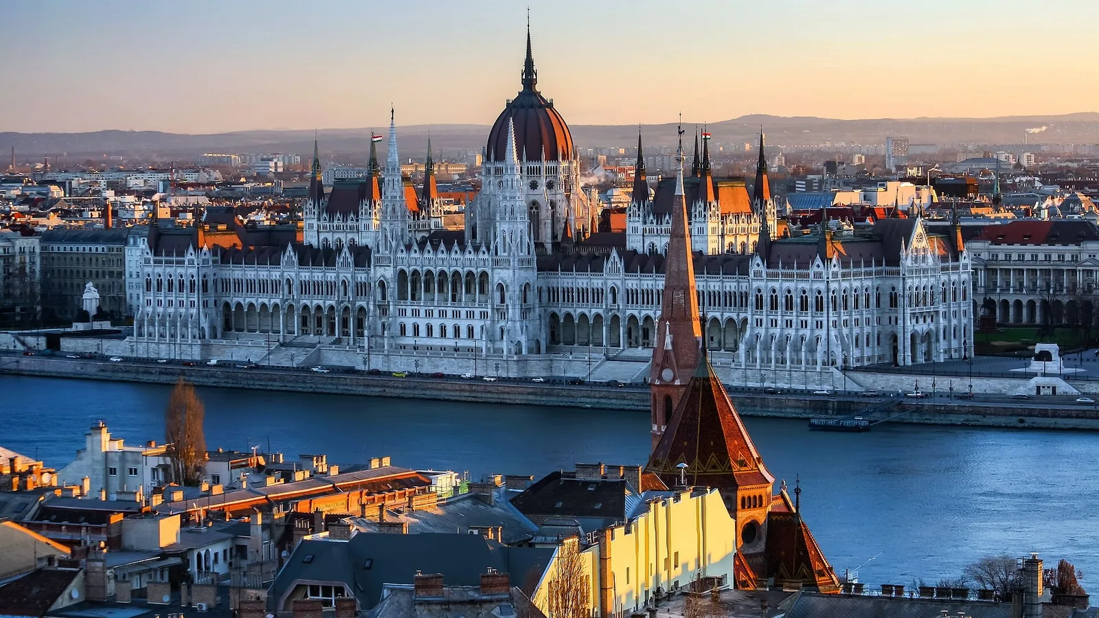 Budapeşte'deki Macar Parlamentosu binası, Tuna nehri ve kent manzarası.