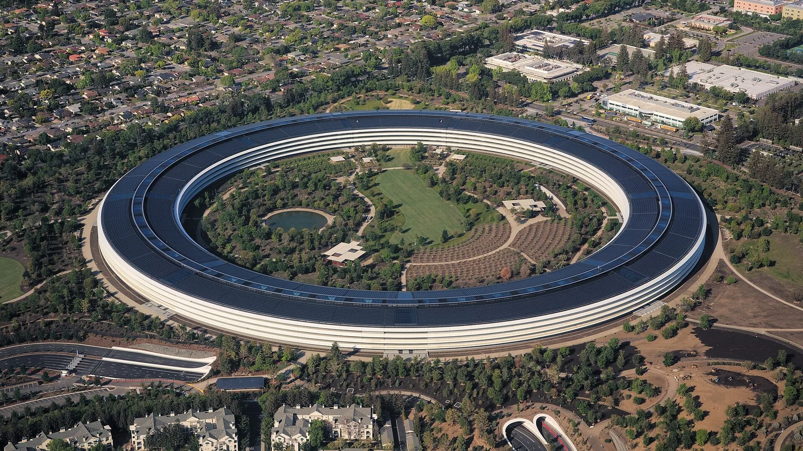 Apple Park'ın hava fotoğrafı, karakteristik yuvarlak tasarım binası.