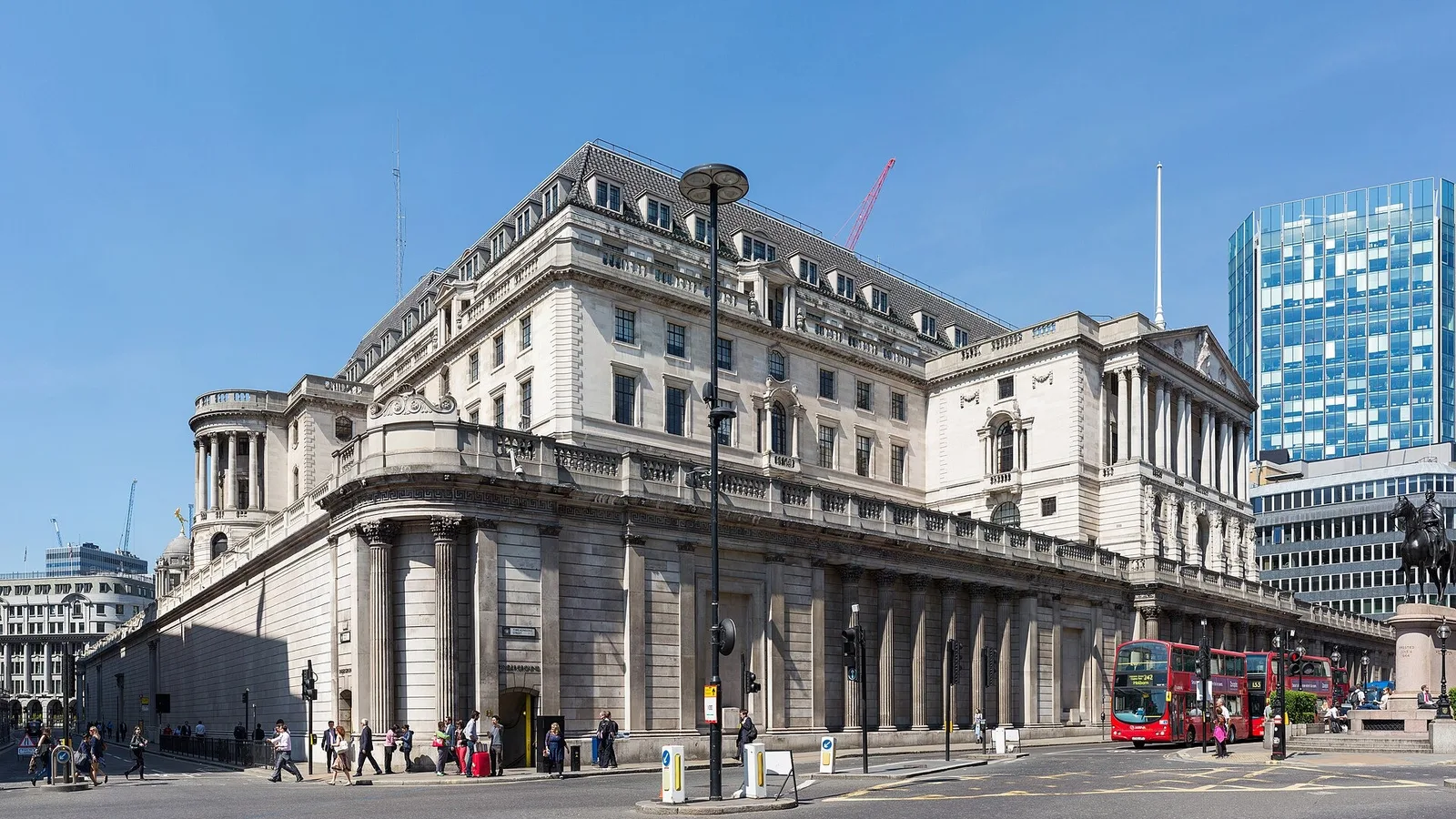 İngiltere Merkez Bankası binası, Londra'da klasik mimaride beyaz taş yapı.