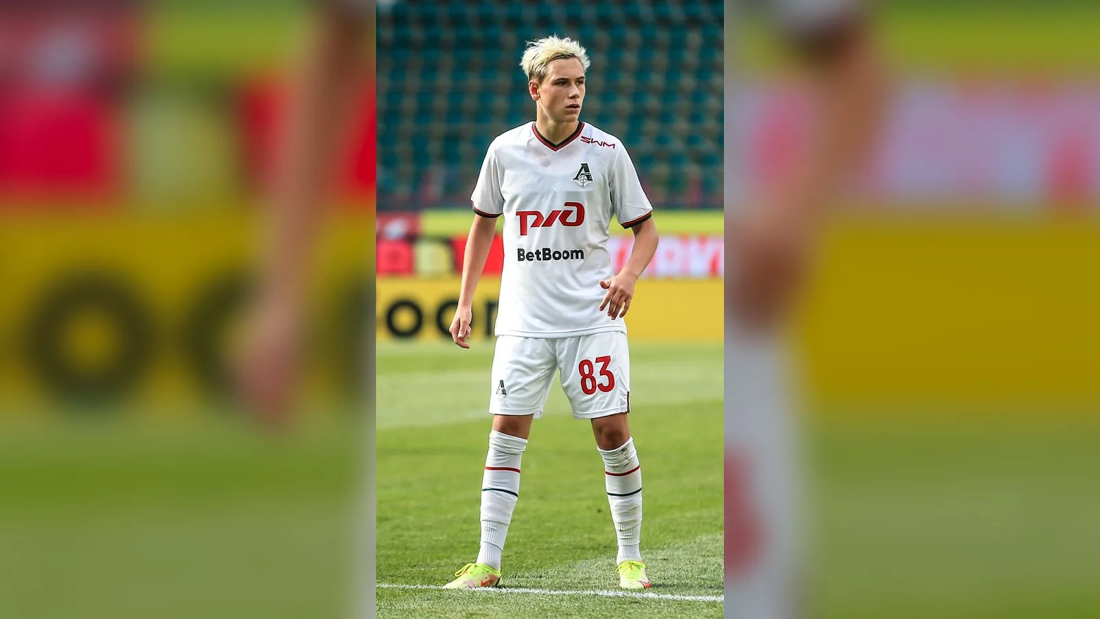 Lokomotiv Moskova forması giymiş beyaz blonde oyuncu sahadaki pozisyonda.