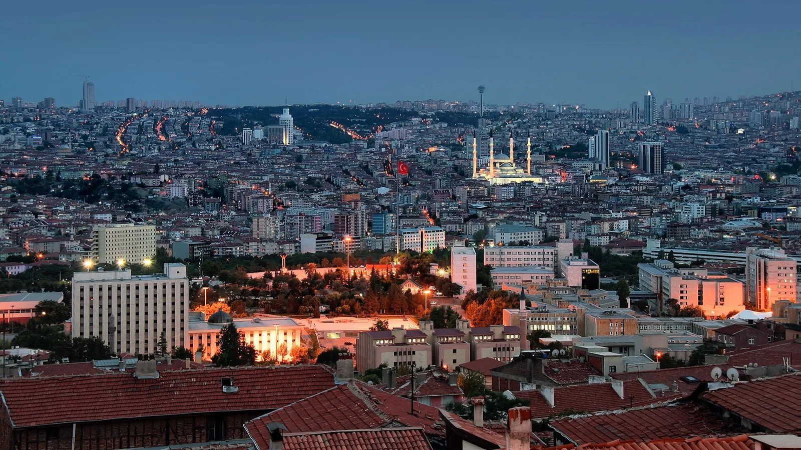 Ankara şehri gündoğumu saat manzarası, cami ve kuleler görülüyor.
