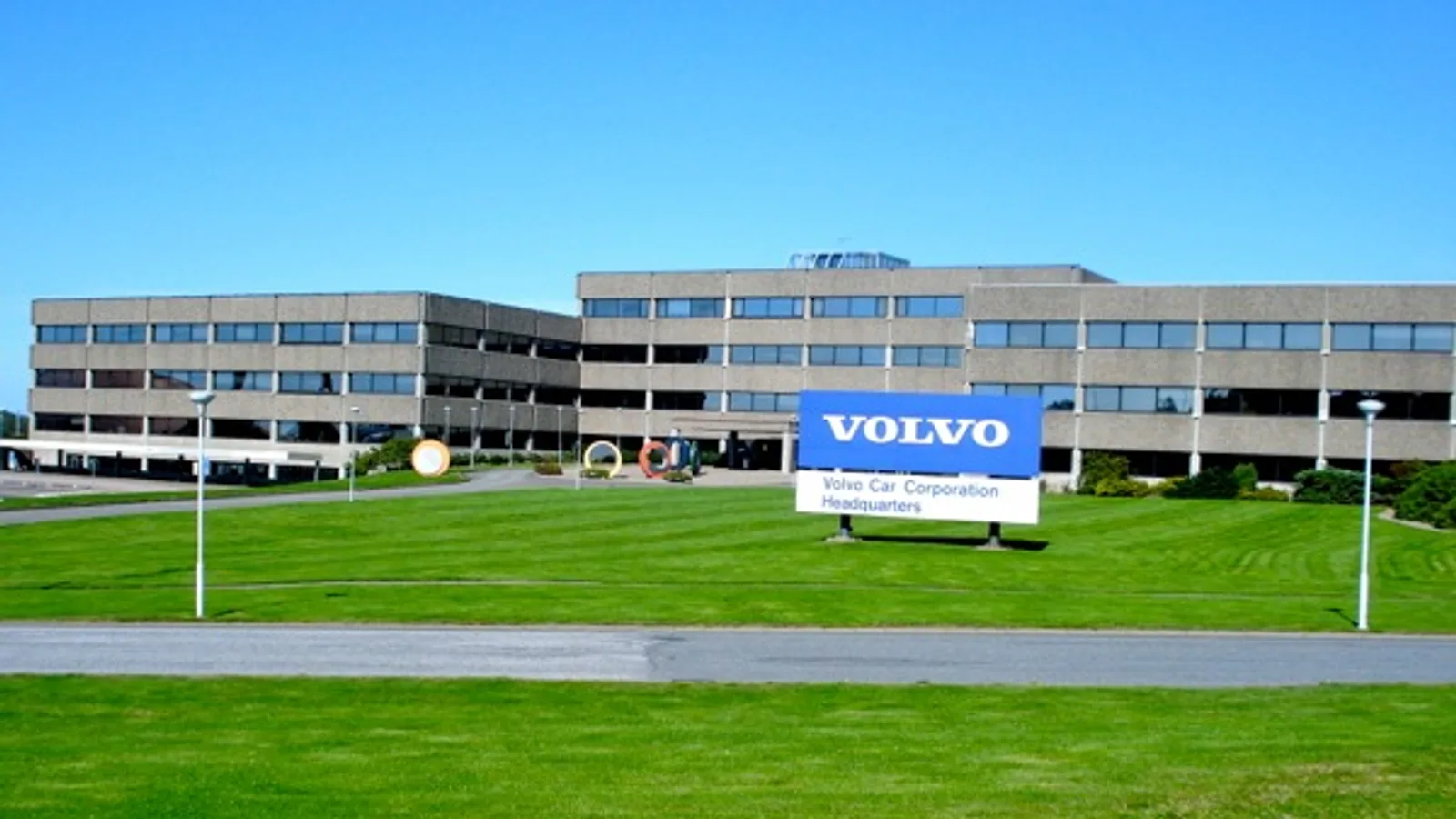 Volvo arşiv binası ve logolu tabelası yeşil çimen önünde.