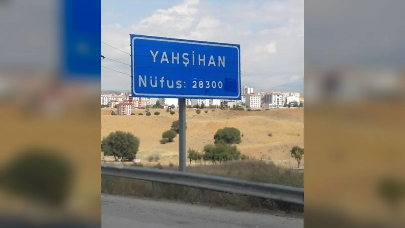 Kırıkkale şehir manzarası ve nüfus tabelası arkasında.