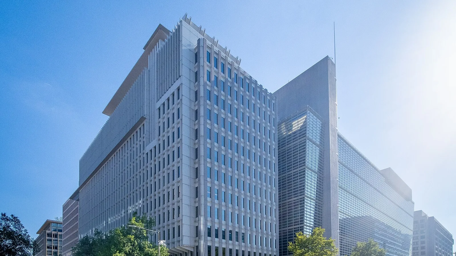 Modern ofis binalarından oluşan kurumsal mimari kompleksi.