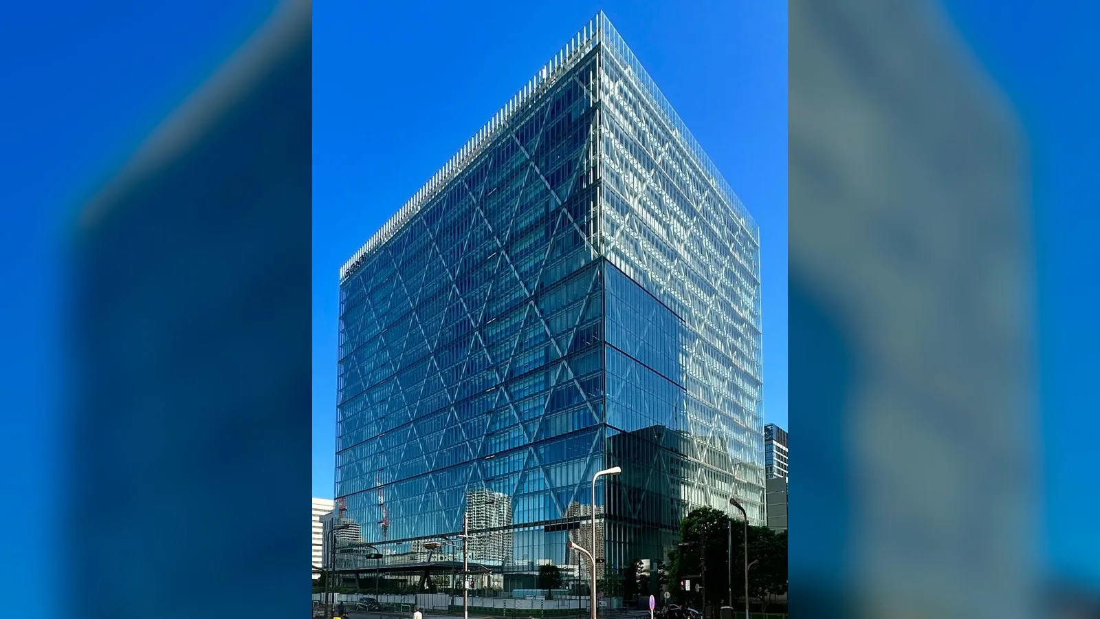 Modern cam ve çelikyapısı olan çok katlı bir ofis binası.