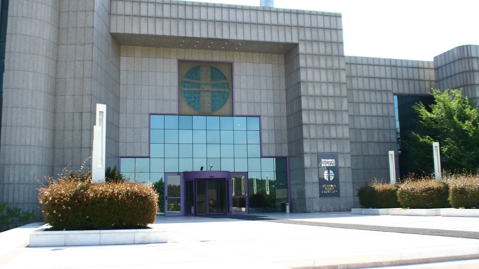 Modern binası ile Borsa İstanbul'un mimari görünümü.