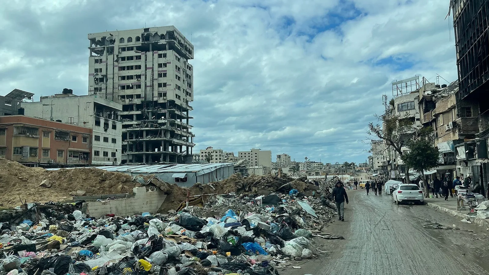 Gazze'de harap binalar, enkazlar ve sokak manzarası.