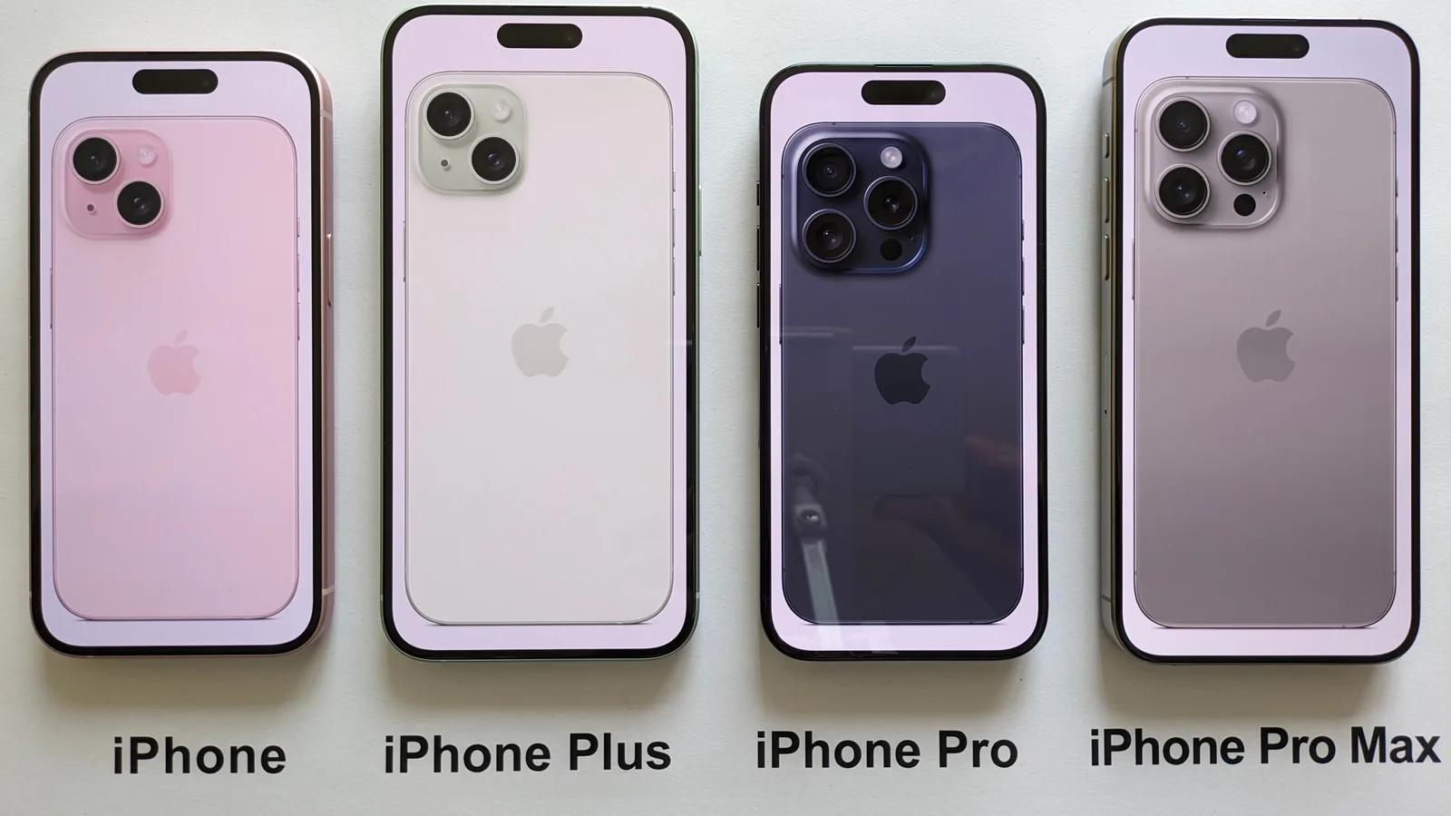 Yan yana dizilmiş dört iPhone modelinin arkadan görünümü