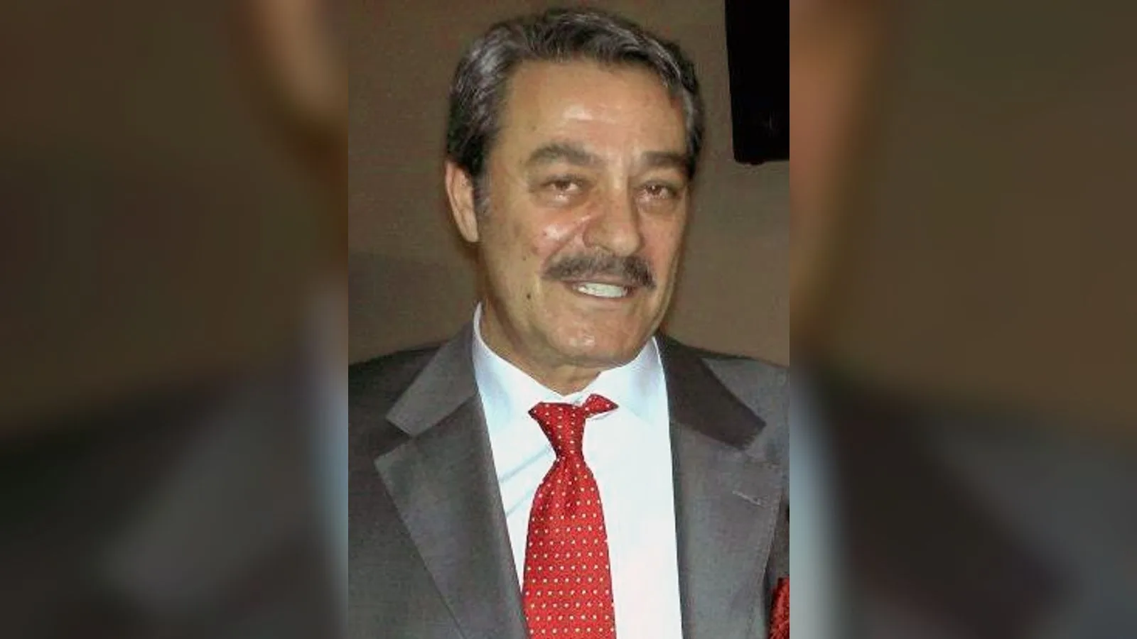 Takım elbiseli, kırmızı noktalı kravatı olan erkek portresi, resmi fotoğraf.