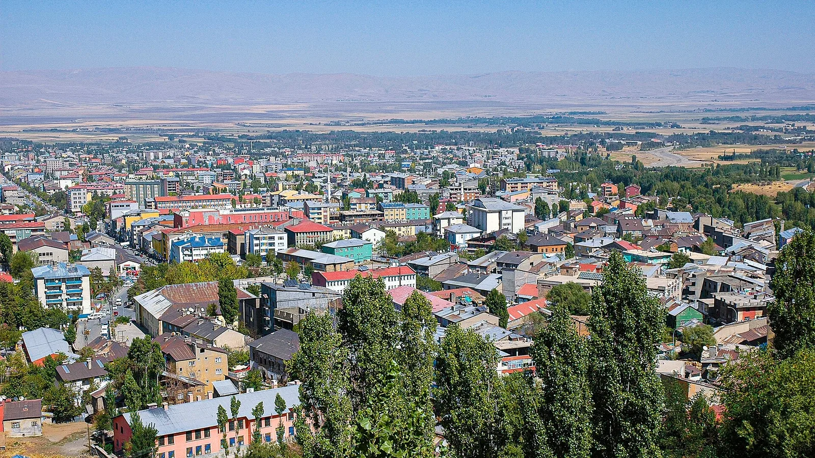 Havadan çekilmiş Malazgirt şehrinin kent merkezinden panoramik görünümü.