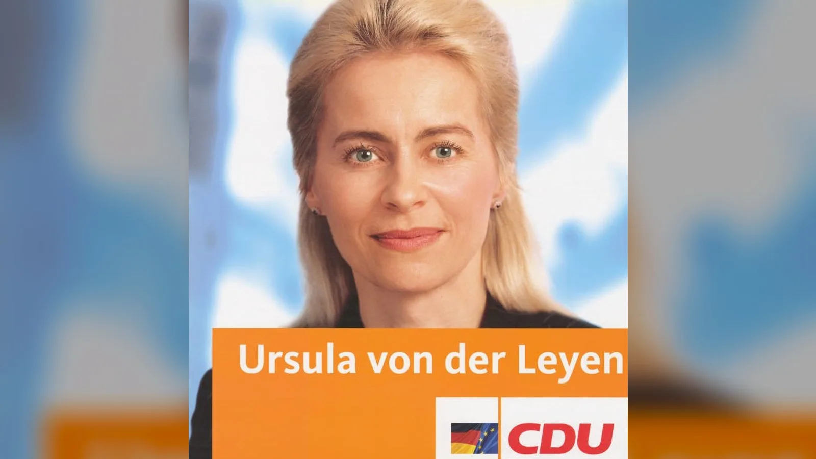 Sarı saçlı kadın portresi, mavi arka plan ve CDU logosu ile resmi fotoğraf.