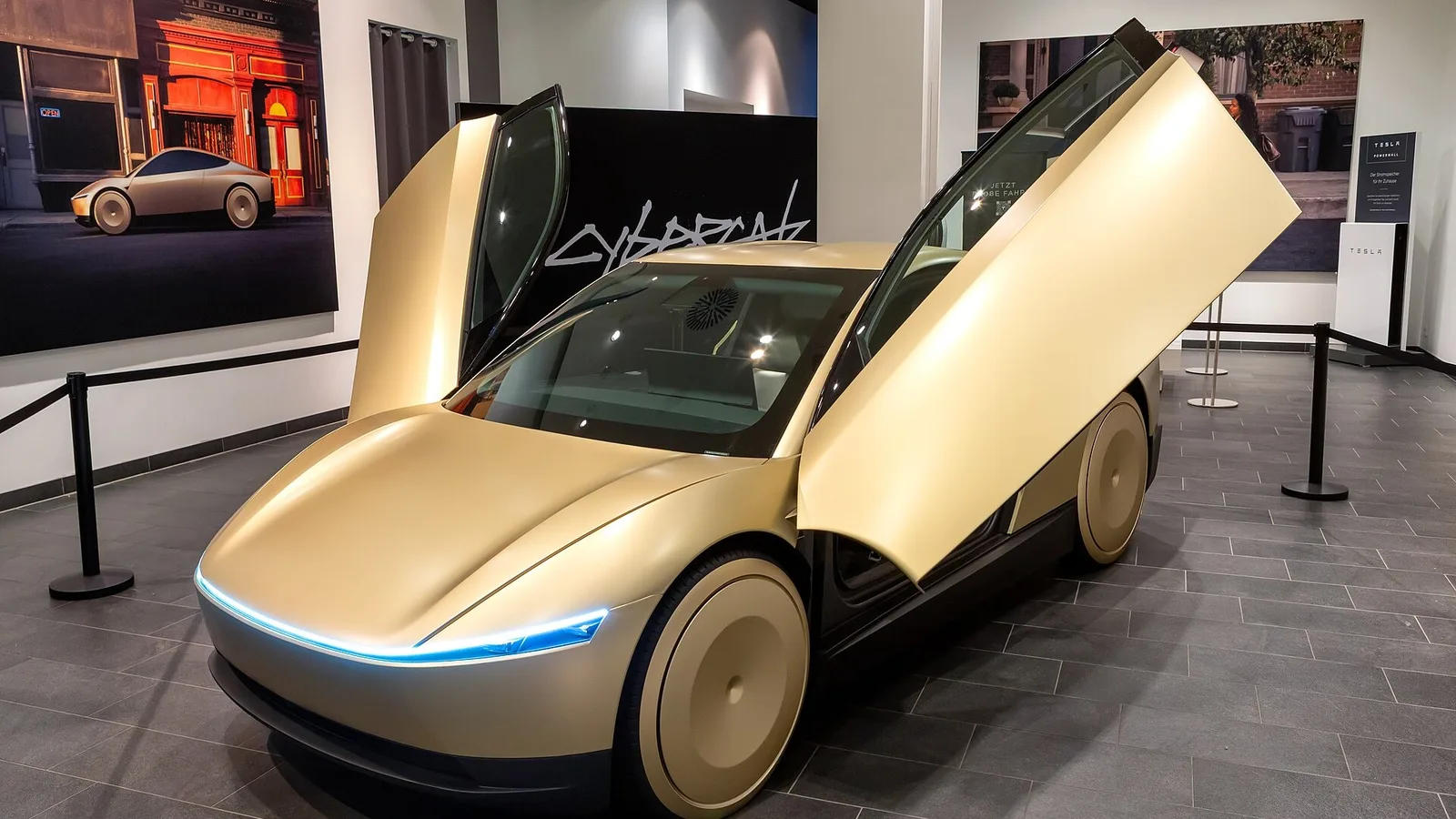 Gözü kapalı futuristik araba, sergi alanında, gullwing kapıları açık.