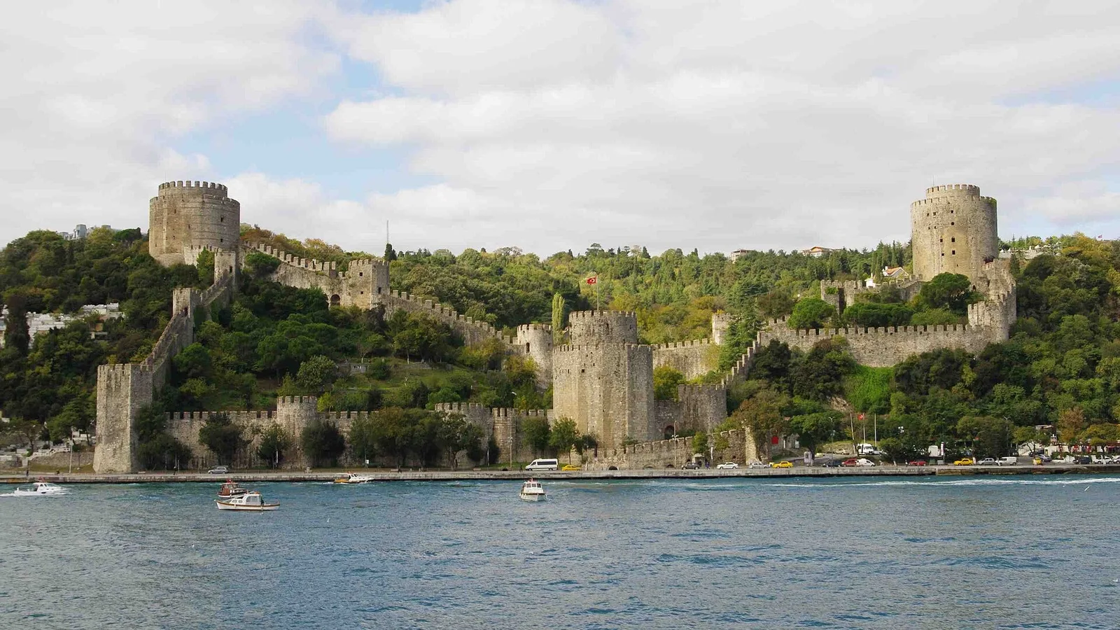 İstanbul Boğazı'nın Anadolu yakasından, Rumeli ve Anadolu kaleleri çevirili deniz manzarası.