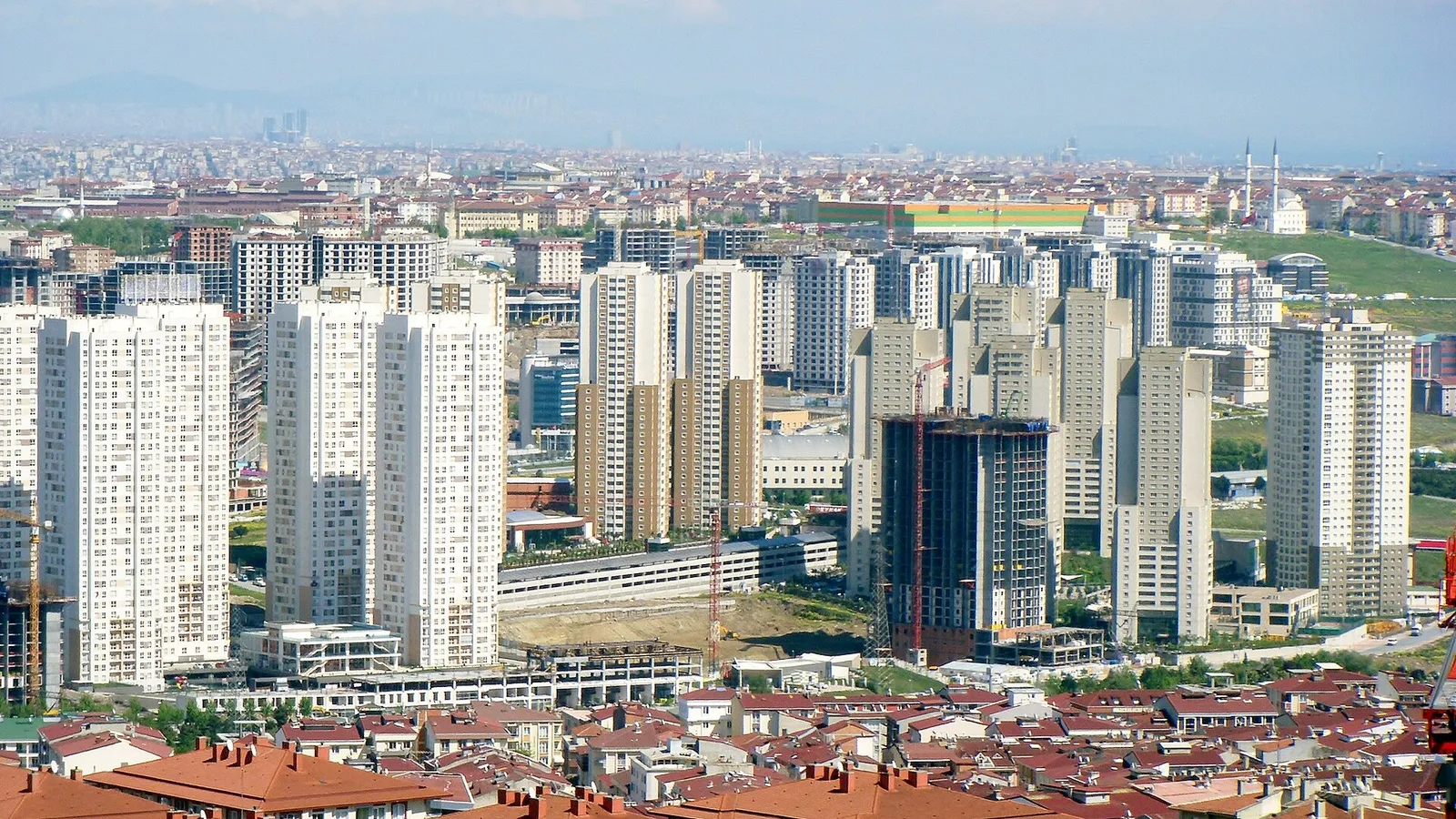 Esenyurt'ta Otoparktaki Otomobilden Çıkan Yangın 28 Katlı Binaya Sıçradı