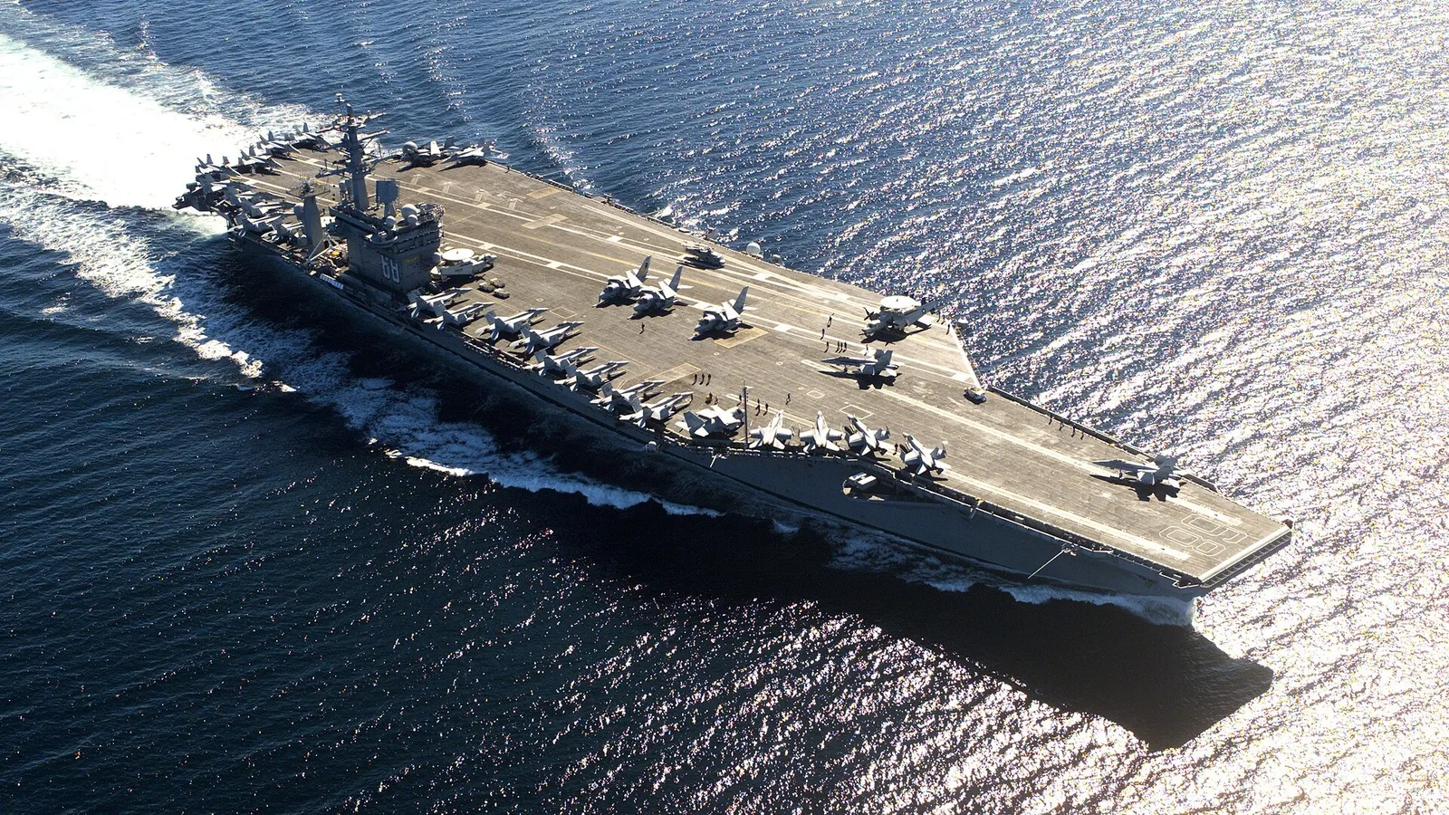 USS Abraham Lincoln uçak gemisi denizde havadan çekim