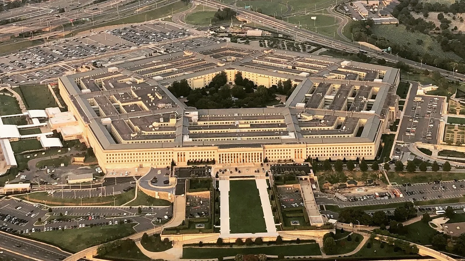 Pentagon binasının hava görünümü, beş kenarı açıkça görülüyor.