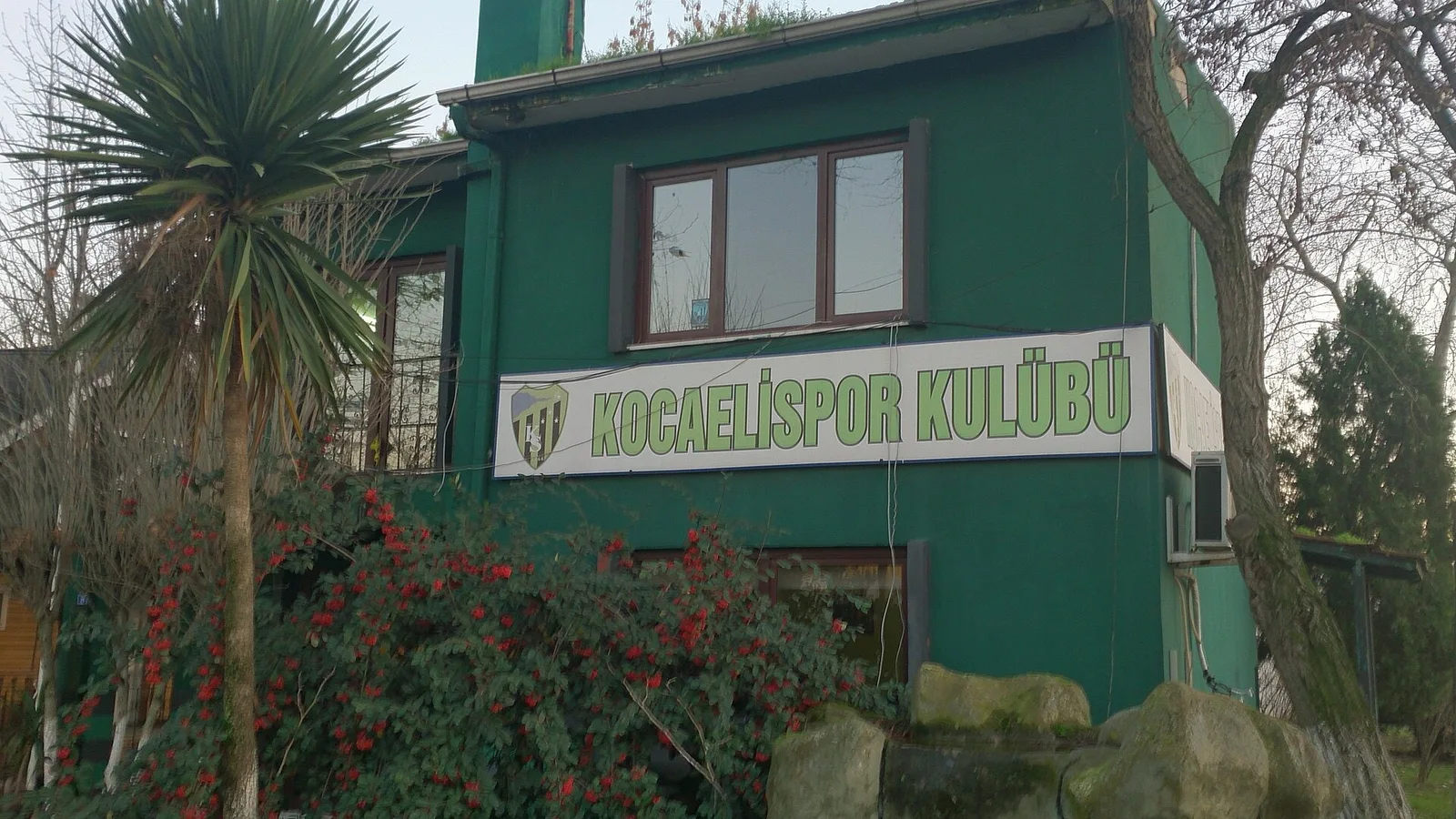 Kocaelispor kulübü binası, yeşil renk, kulüp adı tabelası.
