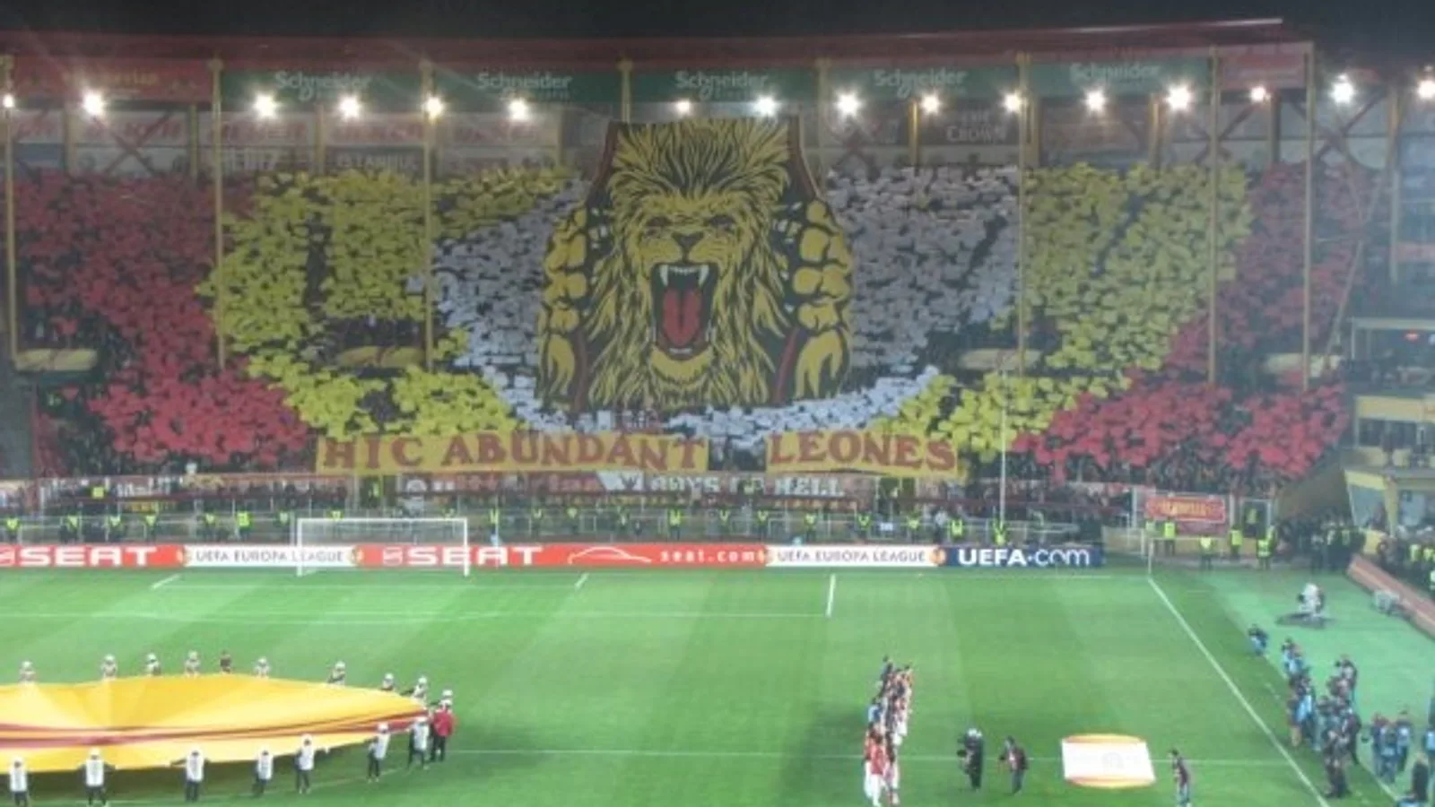 Galatasaray marşı ile stadyum tribünü kırmızı-sarı renklerle süslenmiş maç sahnesi.
