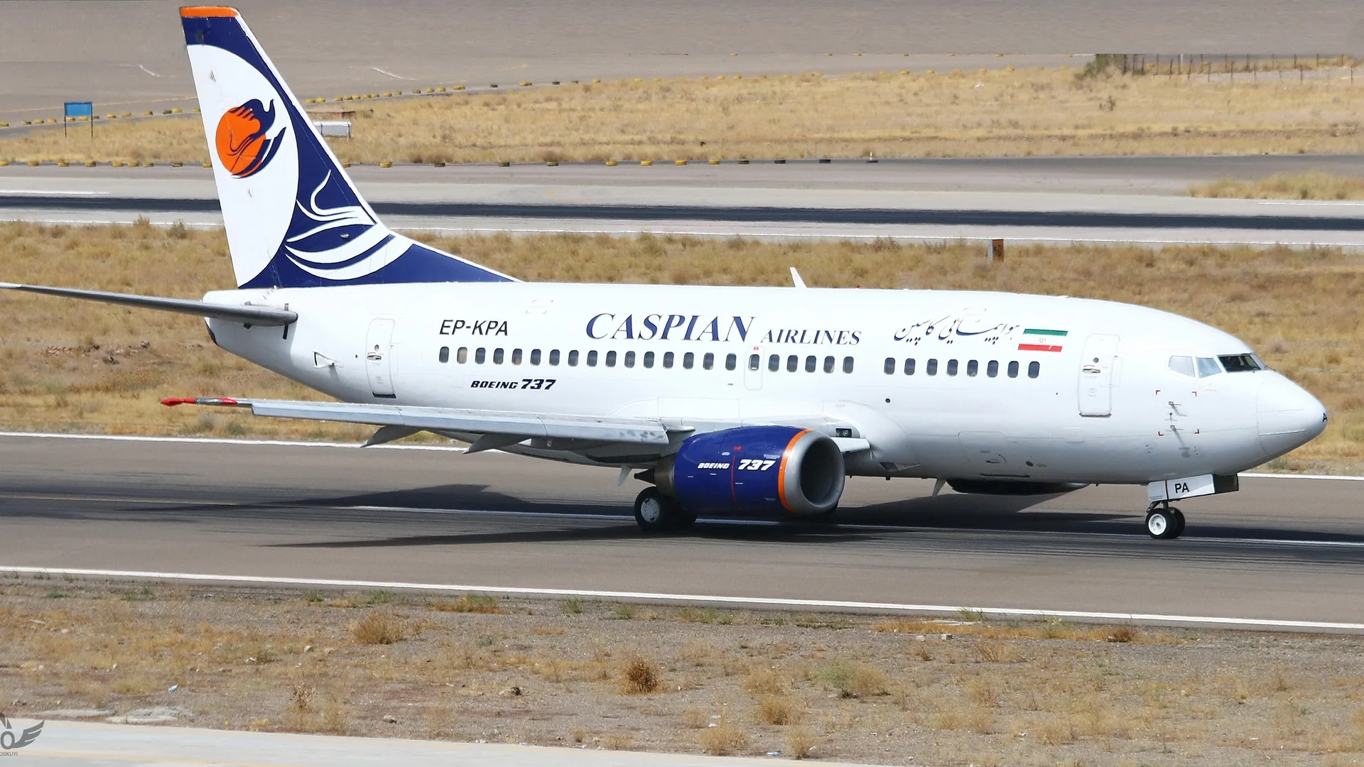 Pistte ilerleyen beyaz-lacivert Caspian Airlines Boeing 737 yolcu uçağı