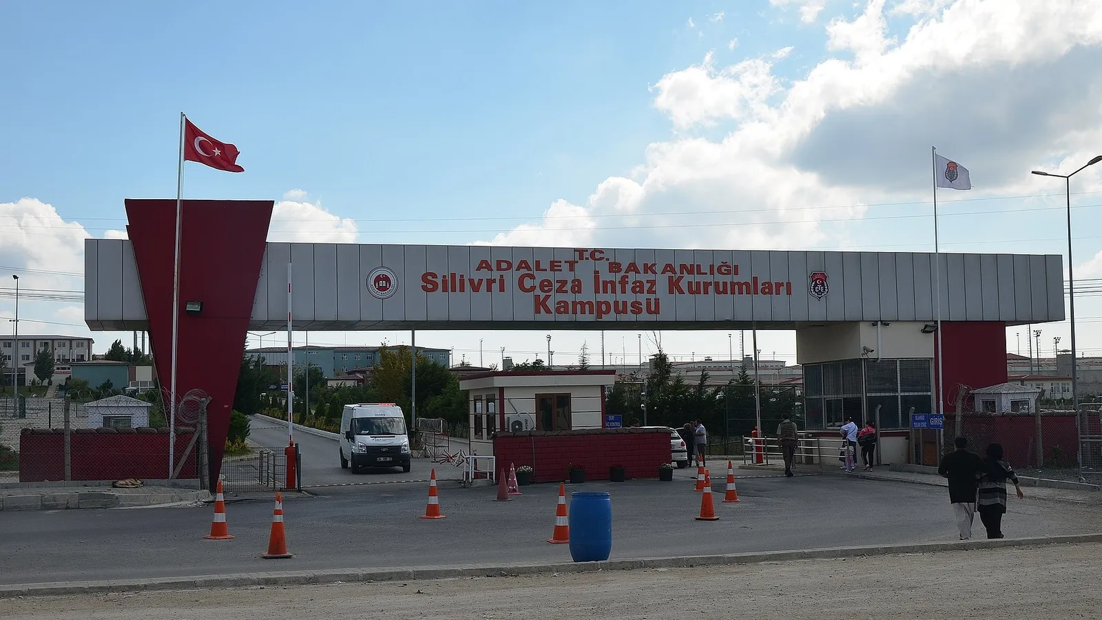 Silivri Ceza İnfaz Kurumunun giriş kapısı, Türk bayrağıyla.