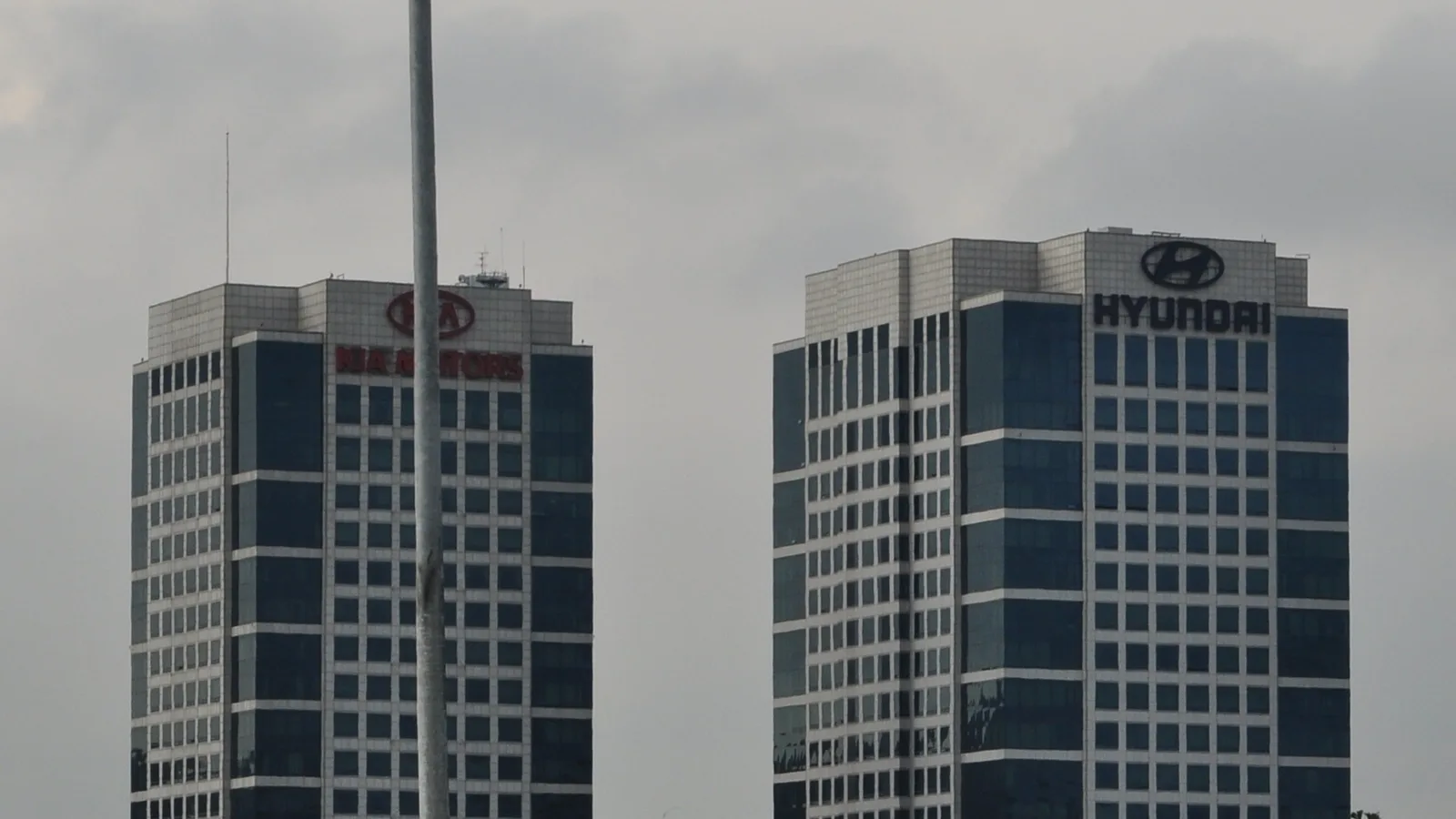 Hyundai logolu modern ofis binası gümüş ve mavi cepheyle.