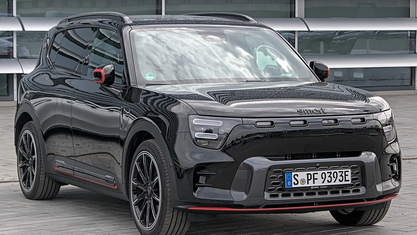 Elektrikli kompakt SUV, ışık deposu önünde çekilmiş.