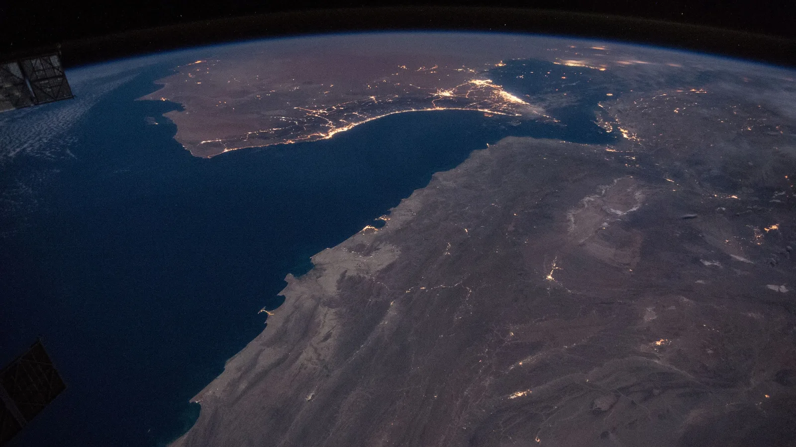 Uluslararası Uzay İstasyonu'ndan gece çekilmiş fotoğrafta Umman Körfezi ve Hürmüz Boğazı çevresindeki kıyı kentlerinin ışıkları.
