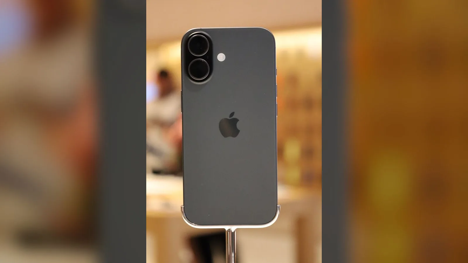 Siyah iPhone arka panelinin Apple logosu ve çift kamera görseli.