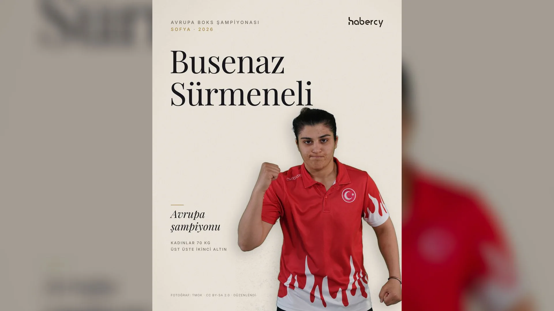 Kırmızı milli takım formalı genç kadın boksör yumruğunu sıkarak kameraya bakıyor