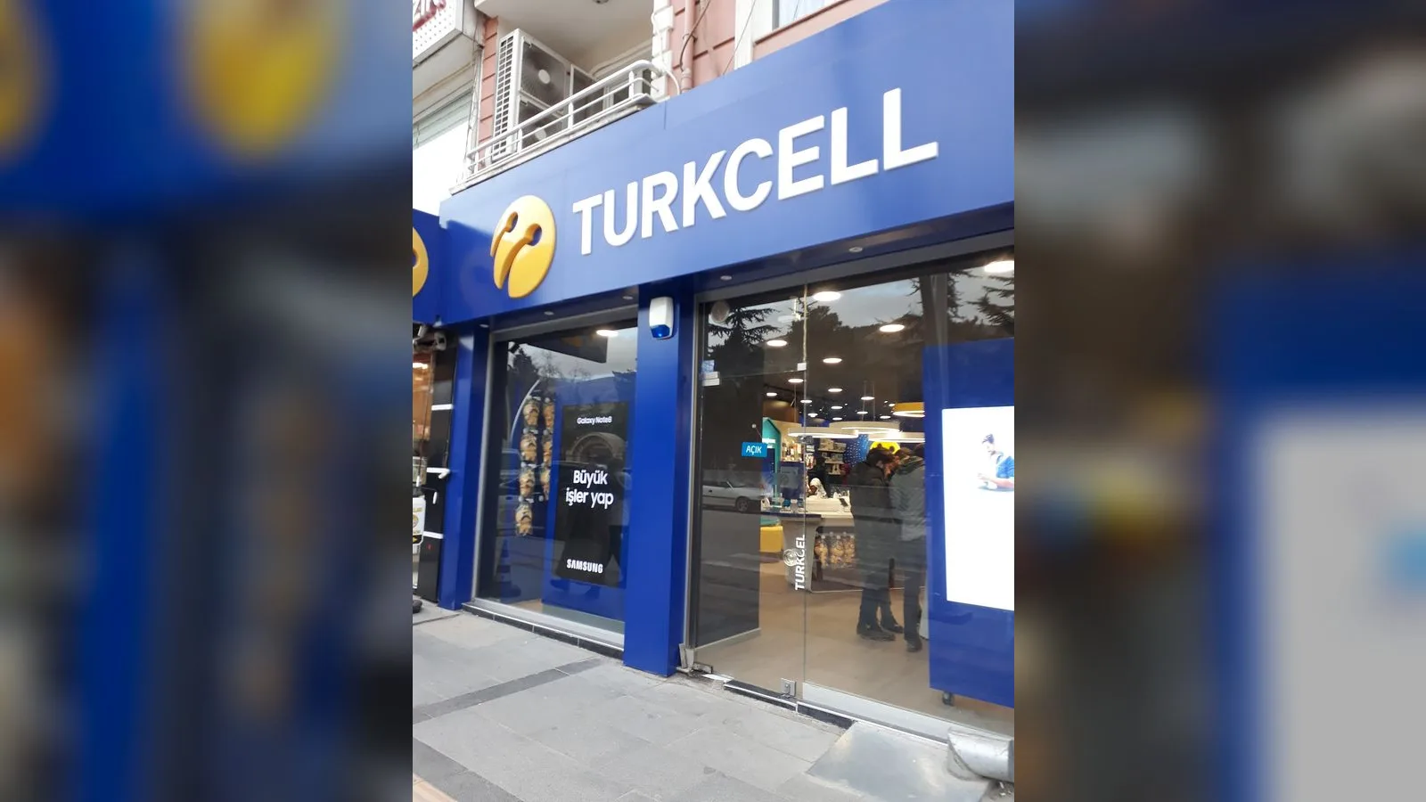 Mavi ön cepheli Turkcell mağazasının vitrin ve logosunun yakından görünüşü