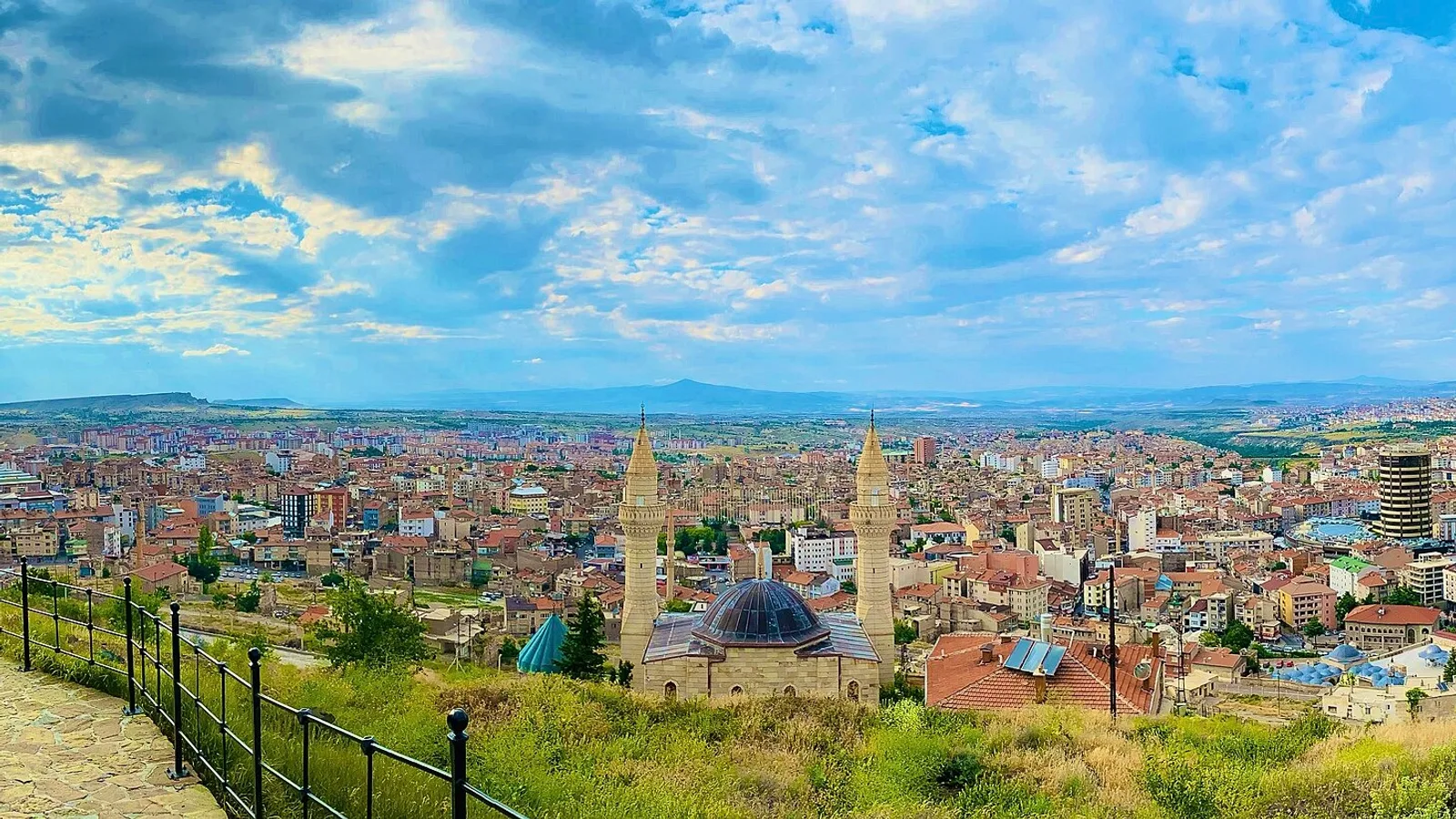 Nevşehir şehrinin havadan görünümü, minareler ve konaklar görülüyor.