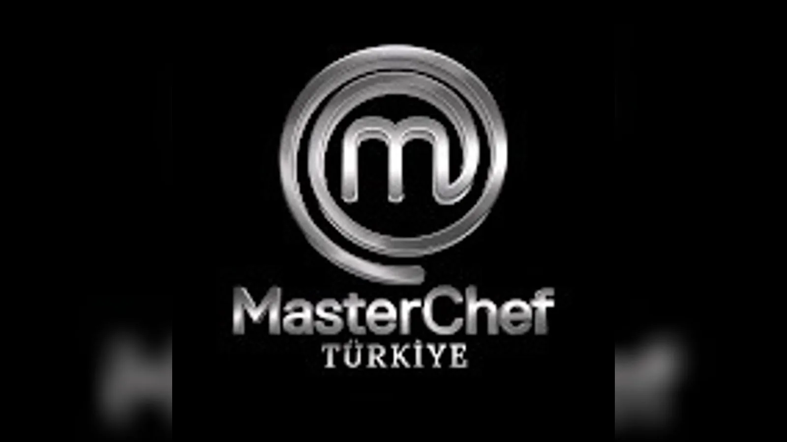 Gümüş renkli M harfli logo ve MasterChef Türkiye yazısı siyah fonda.
