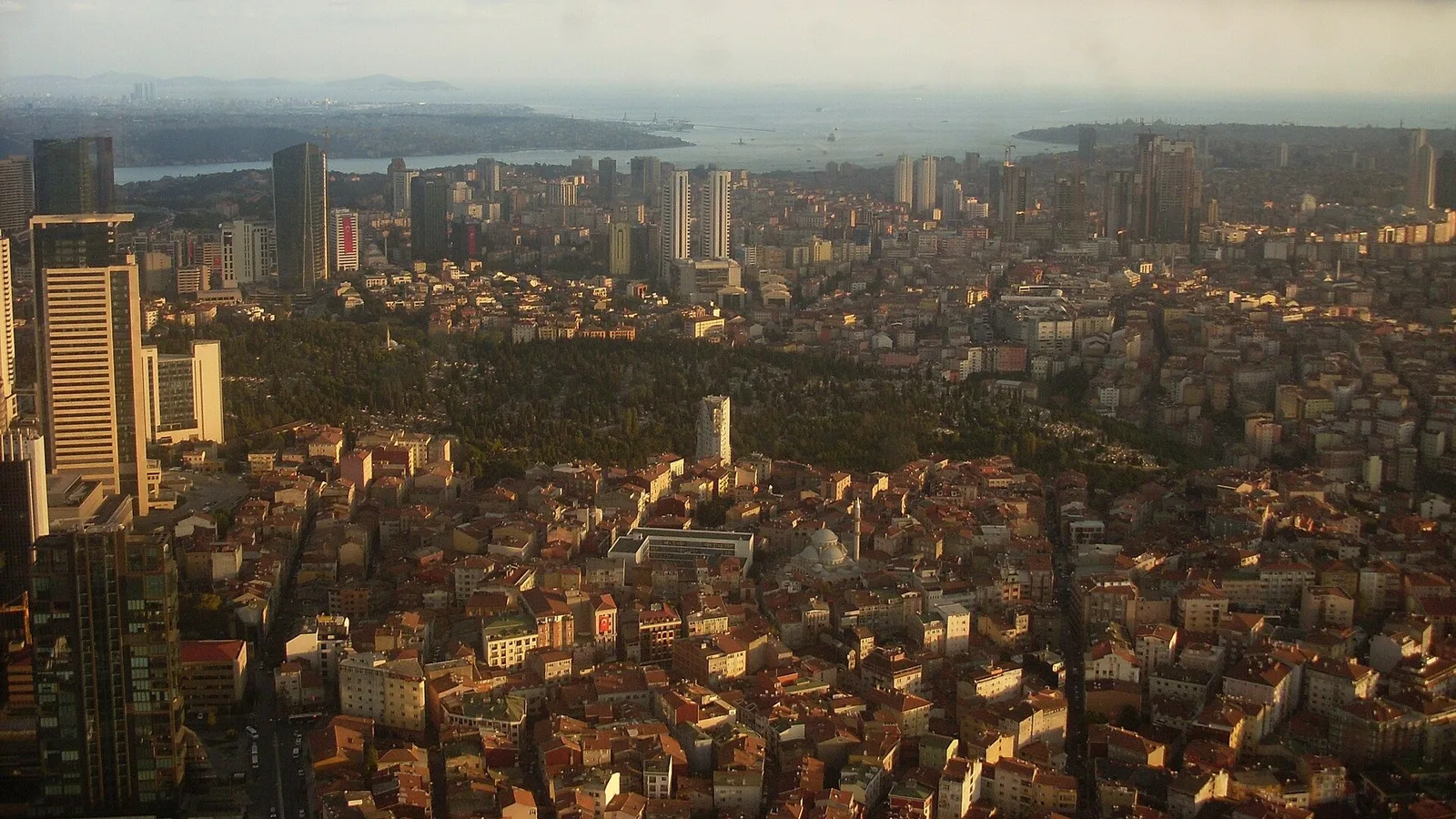 İstanbul şehrinin geniş hava görünümü, yüksek binalı kent manzarası, boğaz.