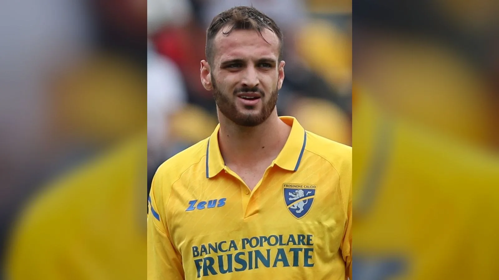 Sarı formasıyla bir futbolcu portresi.