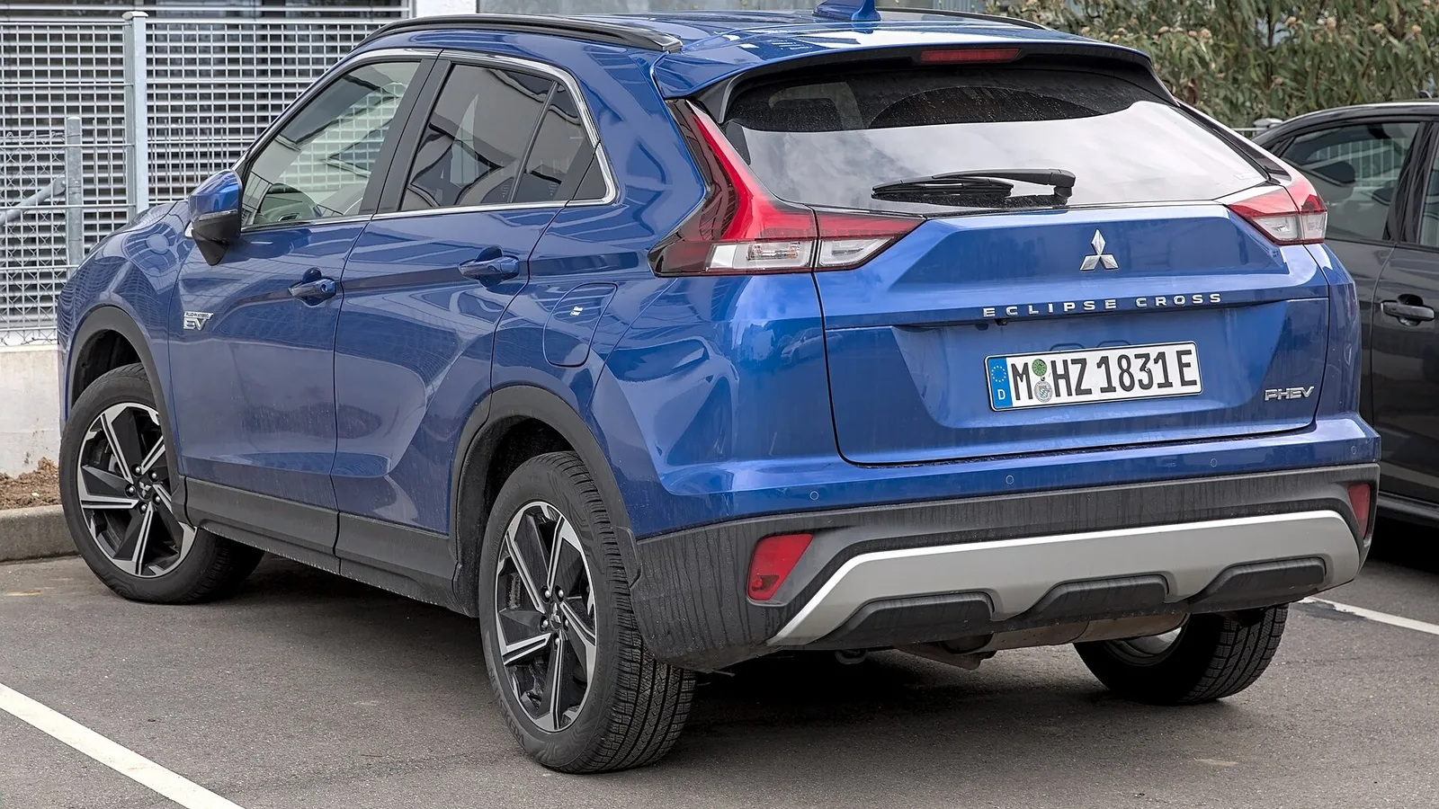 Mitsubishi Eclipse Cross mavi renkli araba arka görünüş