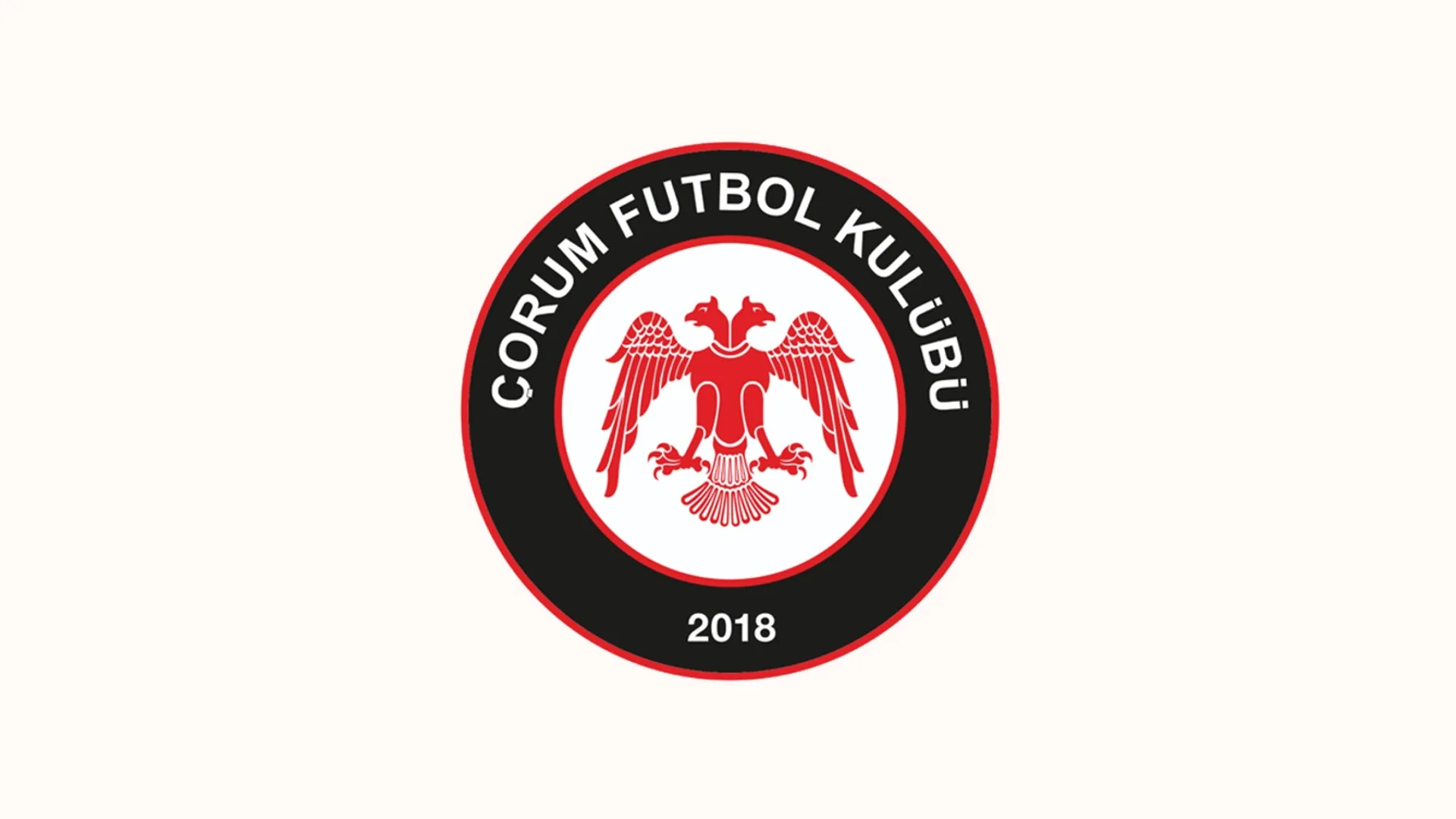 Beyaz zemin üzerinde çift başlı kırmızı kartallı siyah yuvarlak Çorum Futbol Kulübü arması