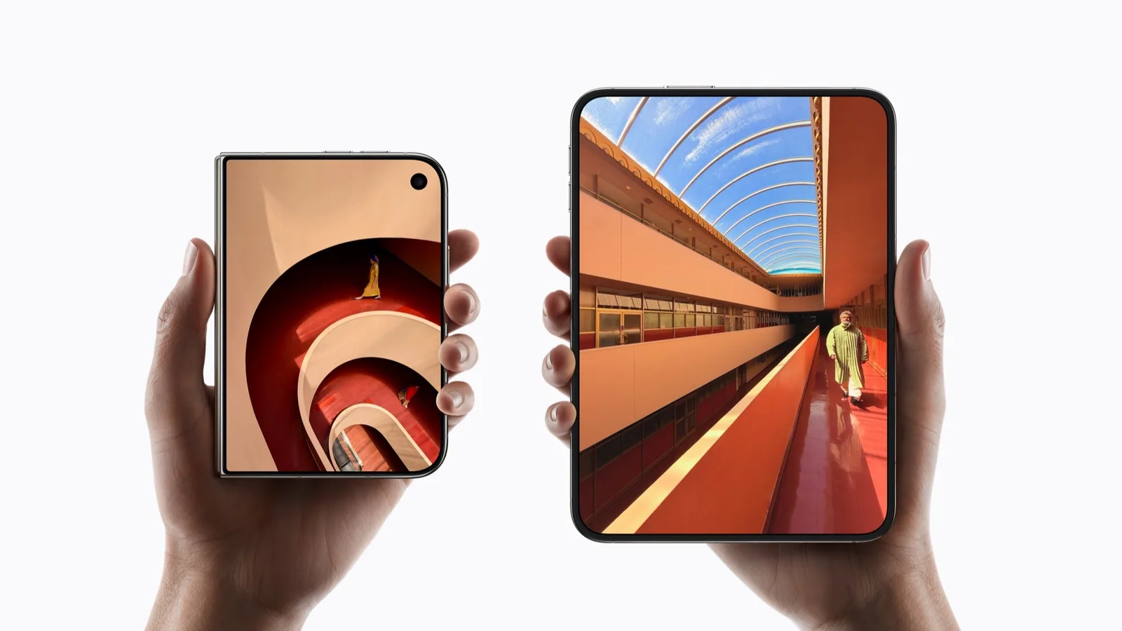 iPhone Duo'nun kapalı haldeki 5,4 inçlik dış ekranı ile açık haldeki 7,6 inçlik iç ekranının yan yana karşılaştırması