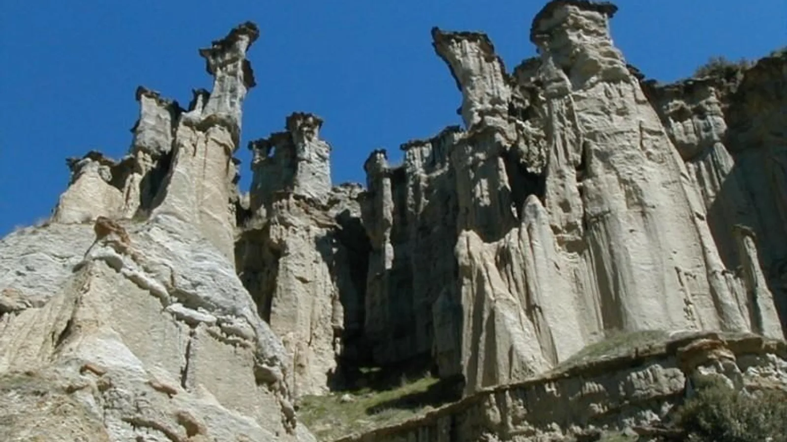 Basalt sütunlarından oluşan taş formasyonları, jeolojik oluşum.
