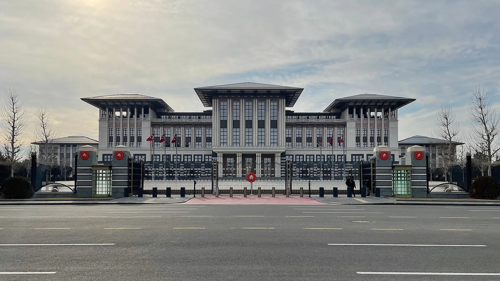 Cumhurbaşkanlığı Sarayı resmi binası dış cephesi, açık havada.