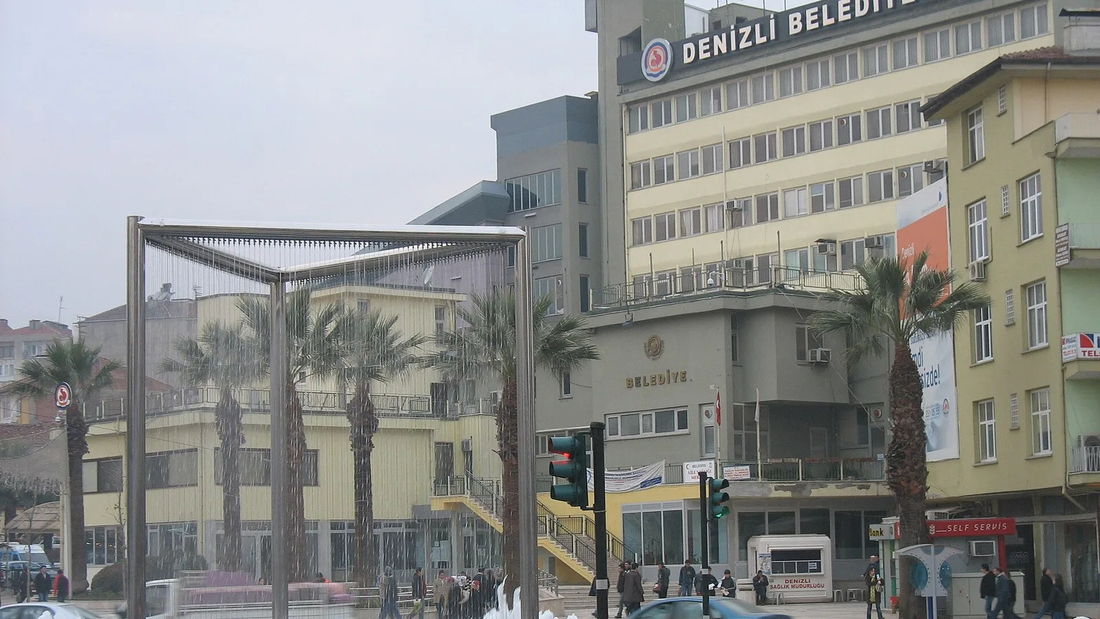 Denizli Belediyesi binasının ön cephesi.