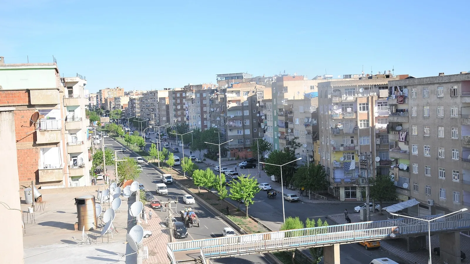 Diyarbakır'da Balkondan Düşmek Üzere Olan Kız Çocuğunu Yakınları Kurtardı
